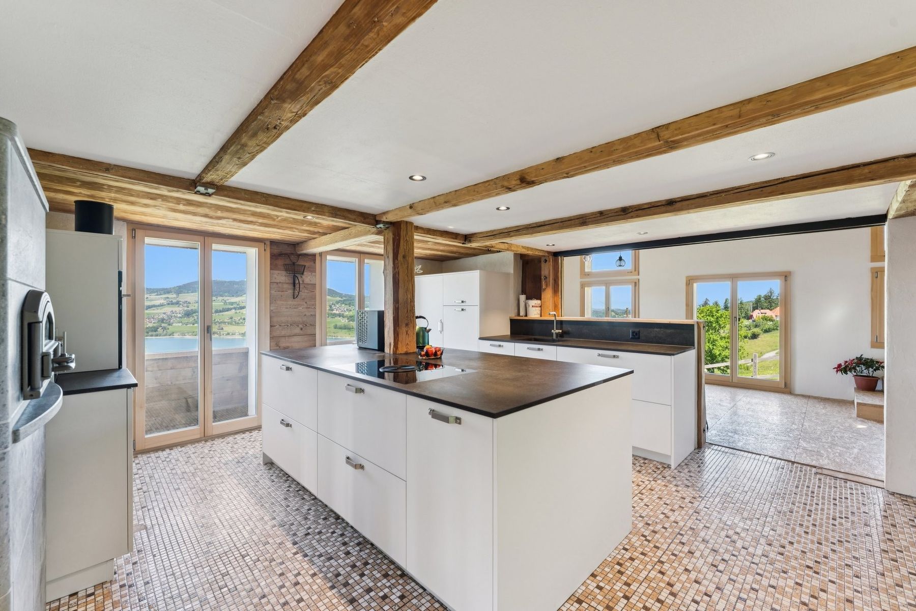  Elegant character house with breathtaking lake and mountain views - 物件實景