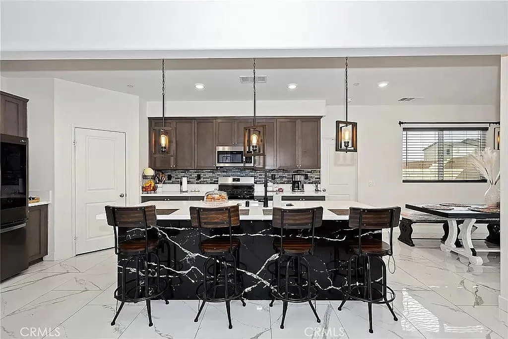 Victorville, California, 92392, United States, 5 Bedrooms Bedrooms, ,4 BathroomsBathrooms,Residential,For Sale,1984455