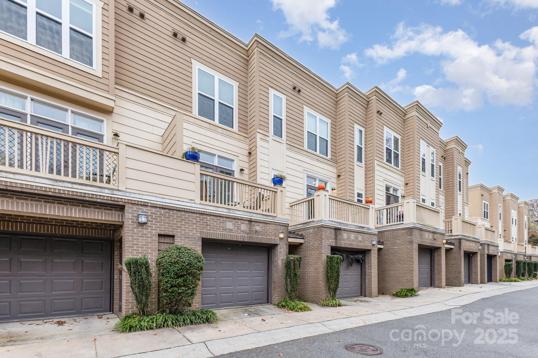 Charlotte, North Carolina, 28207, United States, 2 Bedrooms Bedrooms, ,3 BathroomsBathrooms,Residential,For Sale,1997449