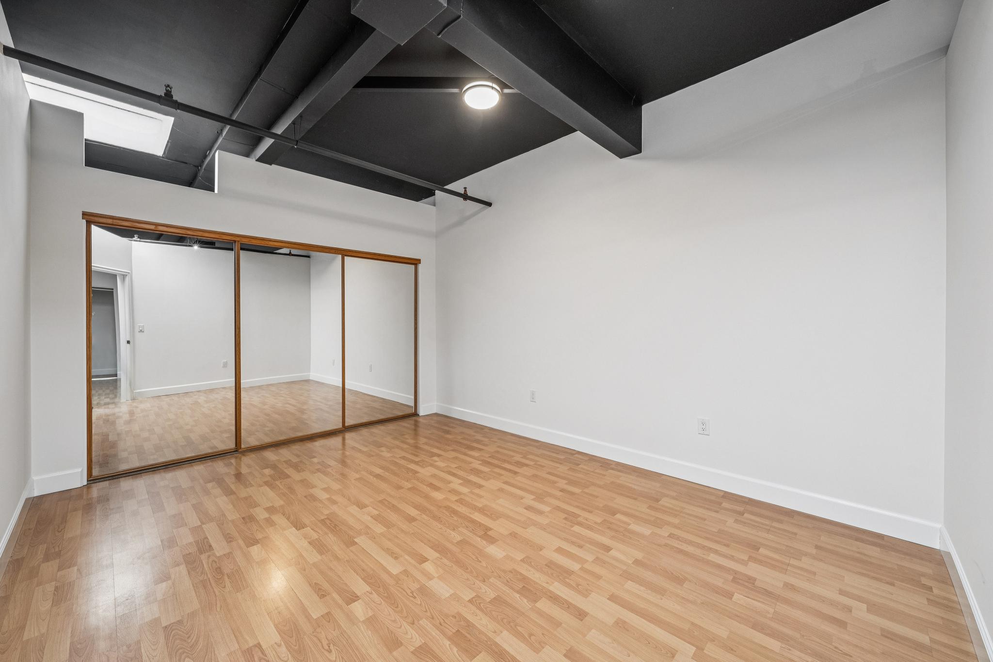  Creative Loft-Style Commercial Space with 15+ Foot Ceilings - 物件實景