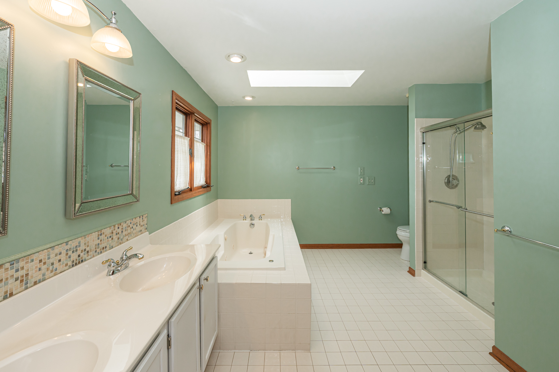  Beautifully Maintained Storybook Home - 物件實景