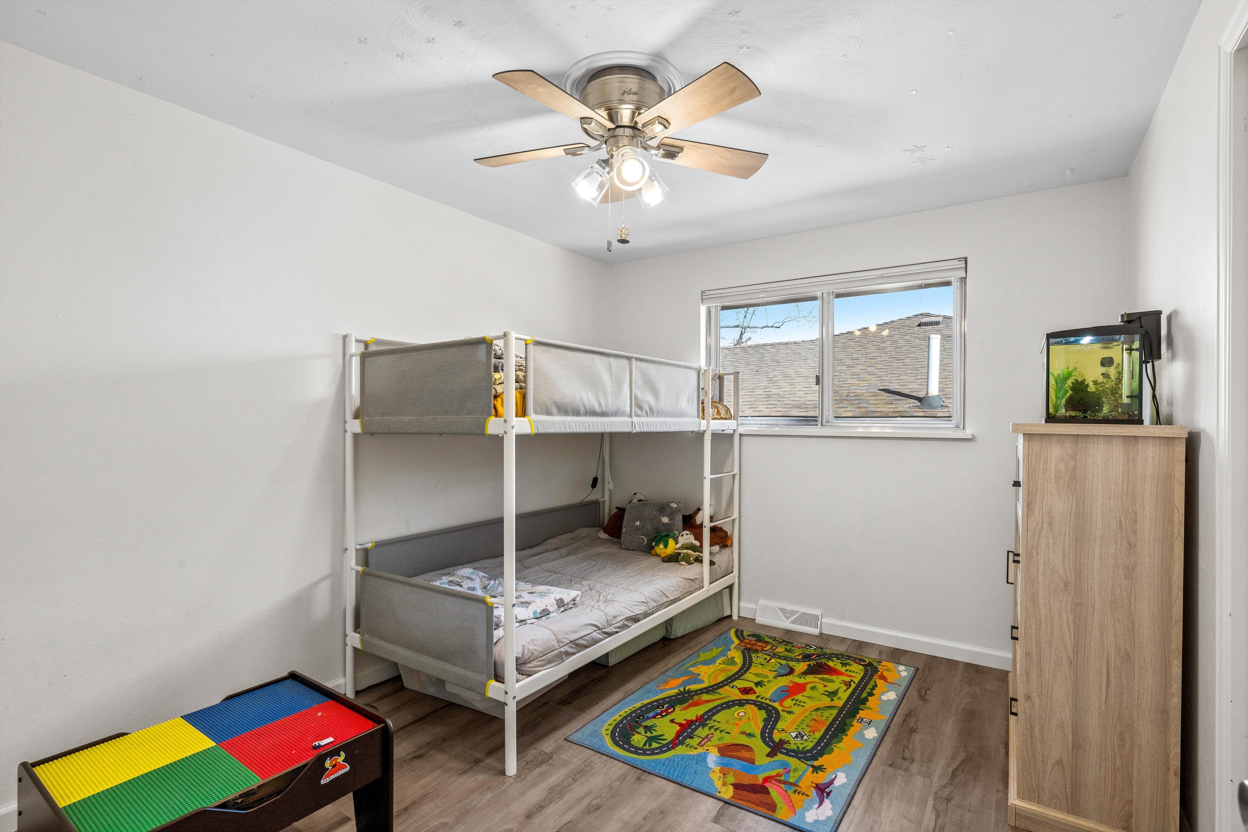  Beautifully Updated Split-Level Home Offering Generous Square Footage - 物件實景