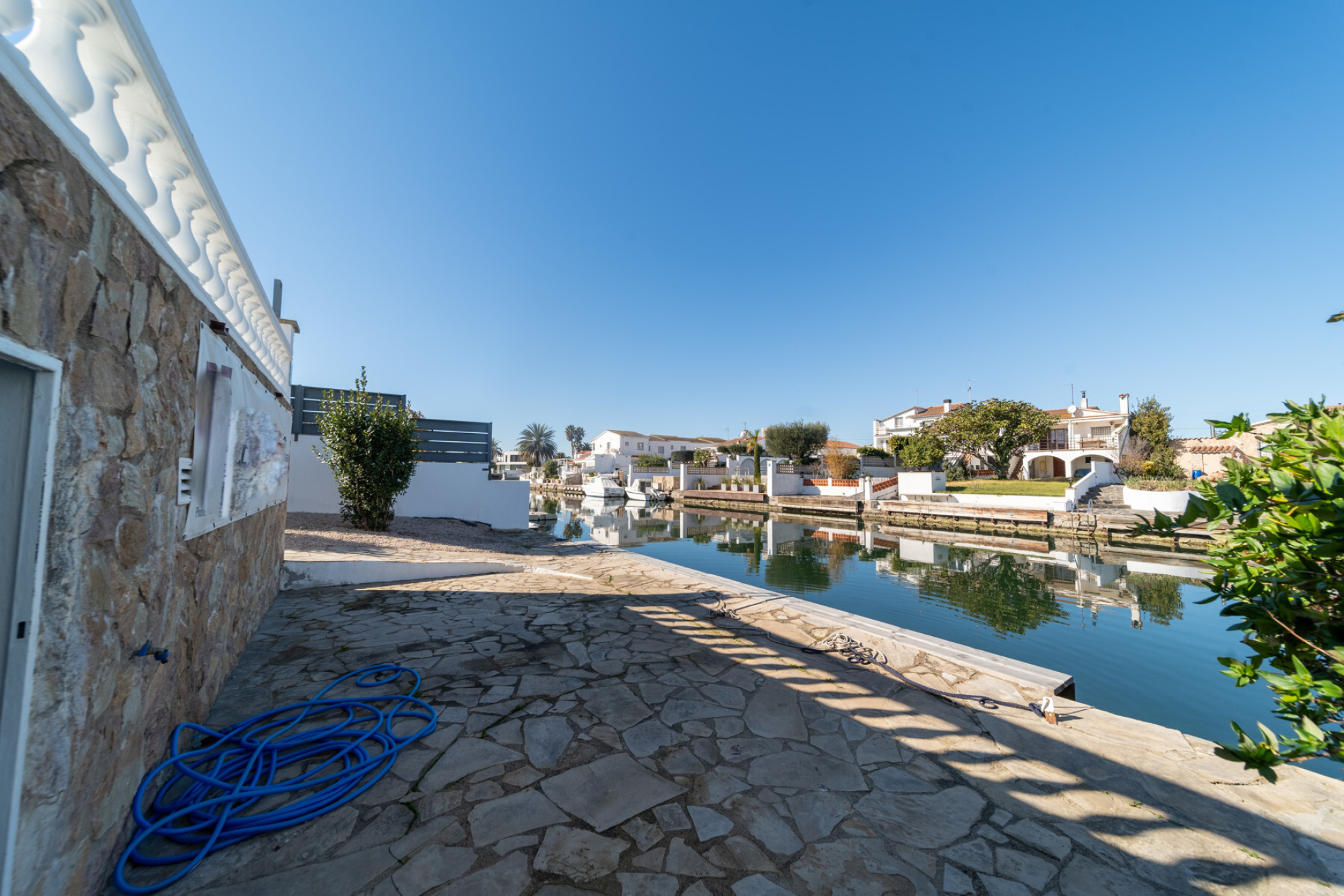  Renovated house on the wide canal with swimming pool. - 物件實景
