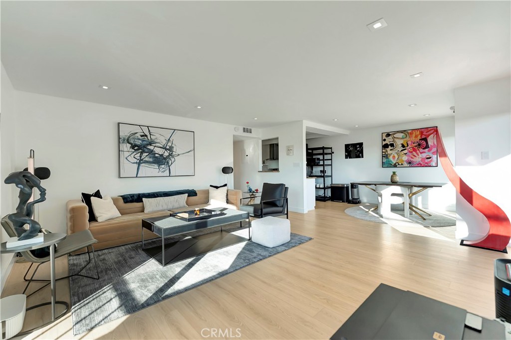 Long Beach, California, 90814, United States, 2 Bedrooms Bedrooms, ,1 BathroomBathrooms,Residential,For Sale,1989158