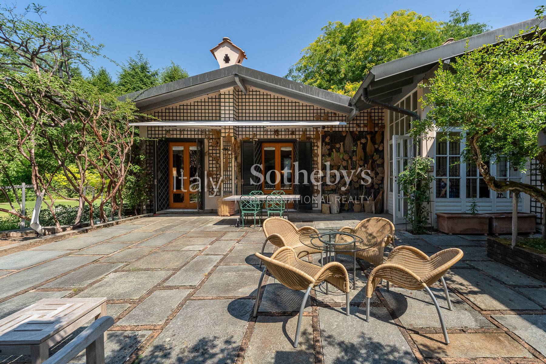  Prestigious residence with a magnificent landscaped garden. - 物件實景