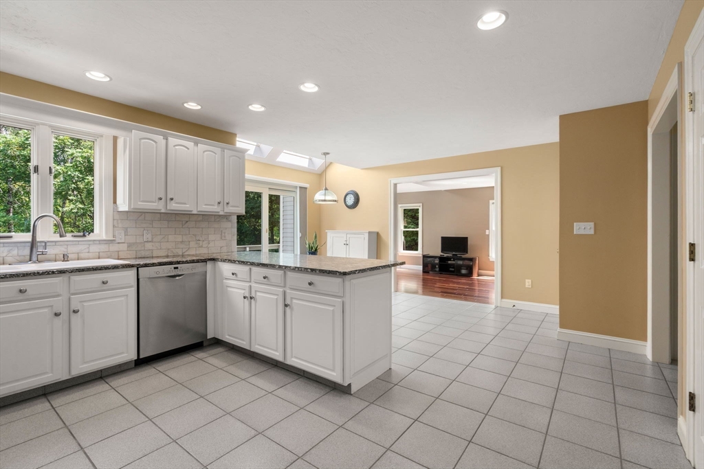 Westborough, Massachusetts, 01581, United States, 4 Bedrooms Bedrooms, ,4 BathroomsBathrooms,Residential,For Sale,1986469