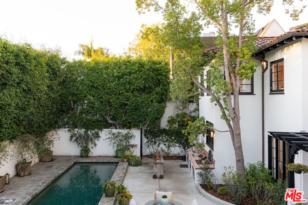 Los Angeles, California, 90004, United States, 4 Bedrooms Bedrooms, ,5 BathroomsBathrooms,Residential,For Sale,1989433