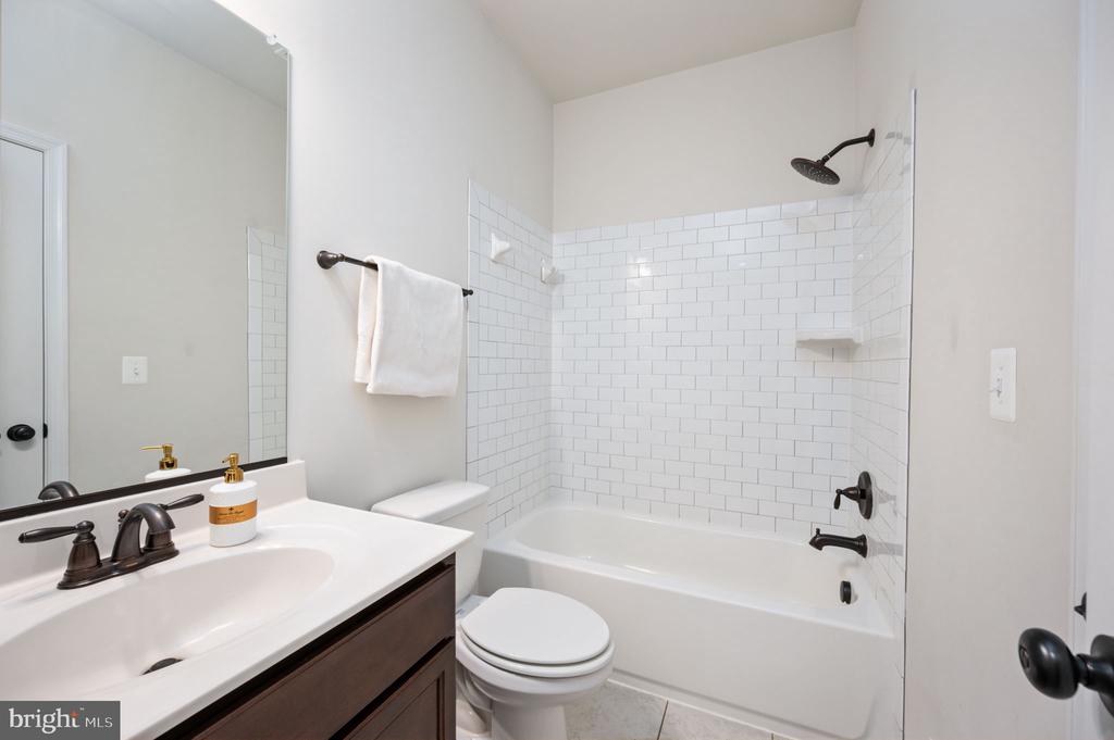 Fredericksburg, Virginia, 22406, United States, 5 Bedrooms Bedrooms, ,4 BathroomsBathrooms,Residential,For Sale,2005971