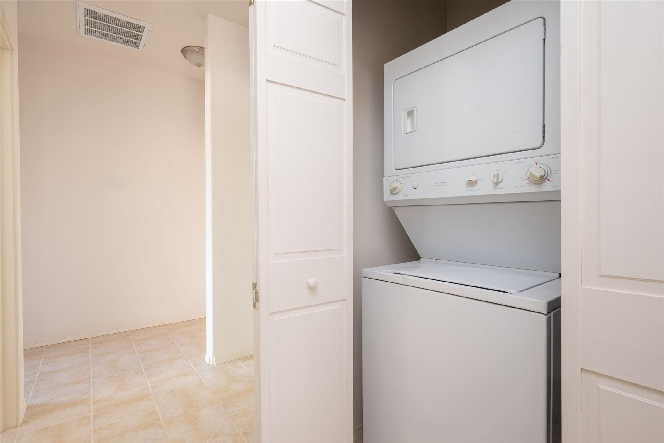 Santa Fe, New Mexico, 87507, United States, 3 Bedrooms Bedrooms, ,2 BathroomsBathrooms,Residential,For Sale,1877407