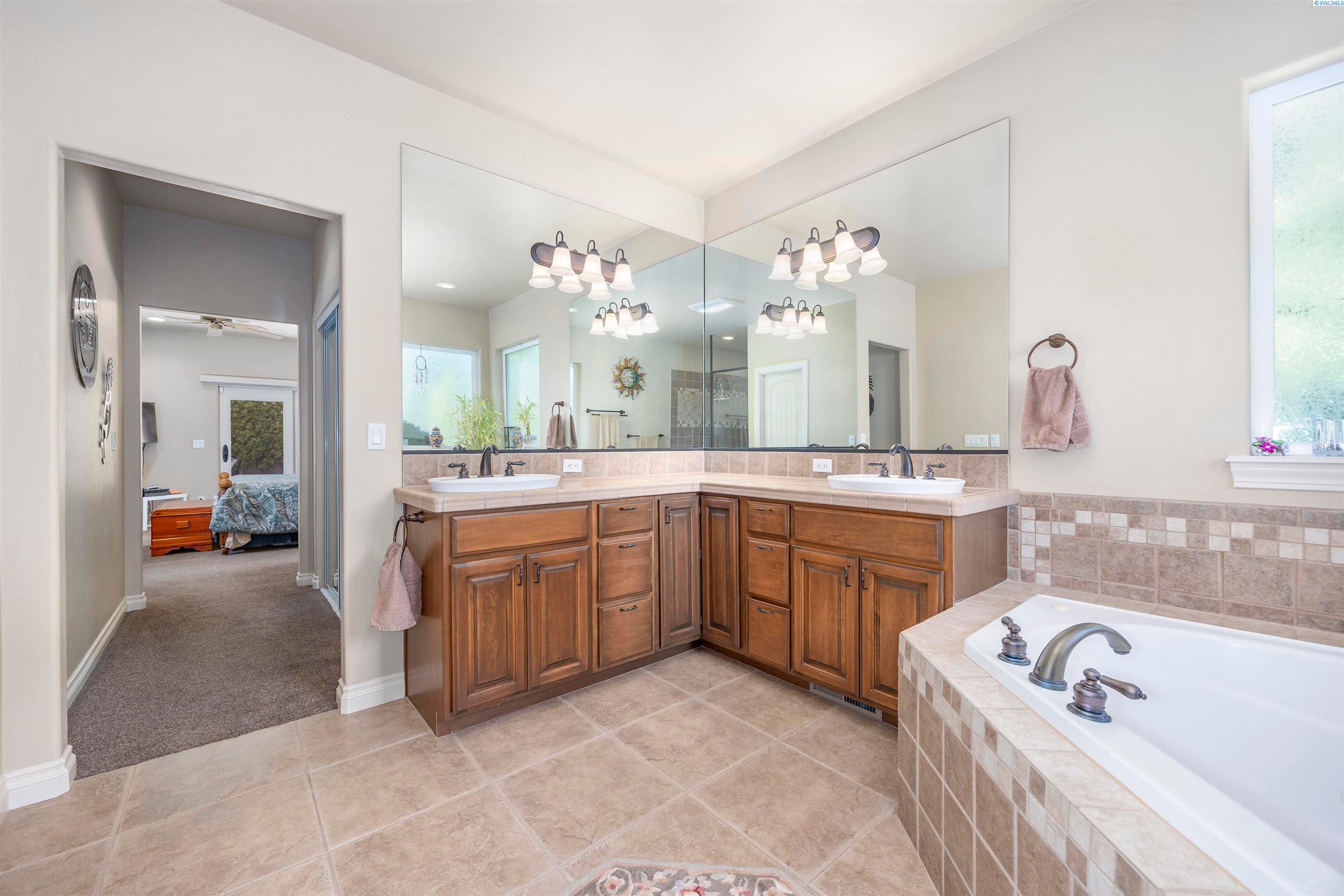 Richland, Washington, 99352, United States, 3 Bedrooms Bedrooms, ,3 BathroomsBathrooms,Residential,For Sale,1921029