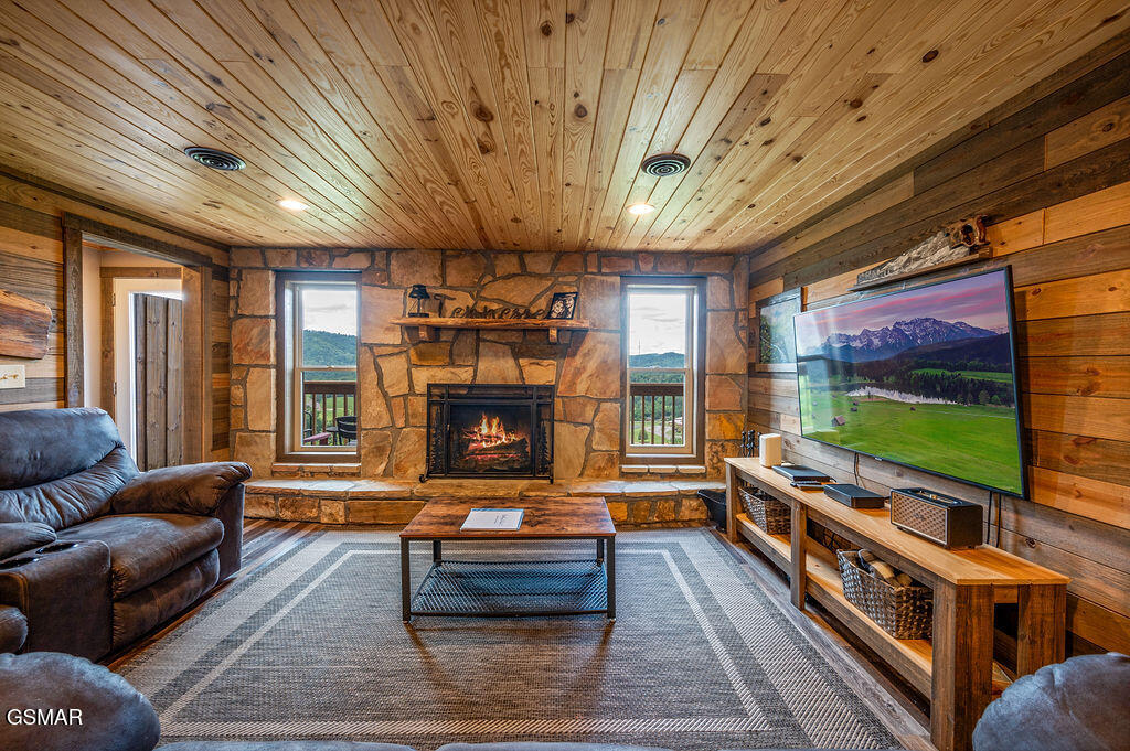 Sevierville, Tennessee, 37876, United States, 4 Bedrooms Bedrooms, ,6 BathroomsBathrooms,Residential,For Sale,2008845