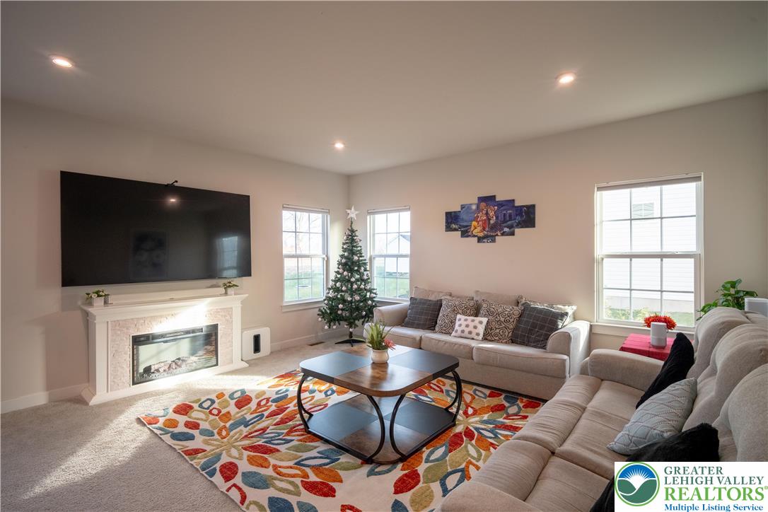 North Catasauqua Bor, Pennsylvania, 18032, United States, 4 Bedrooms Bedrooms, ,4 BathroomsBathrooms,Residential,For Sale,2001673