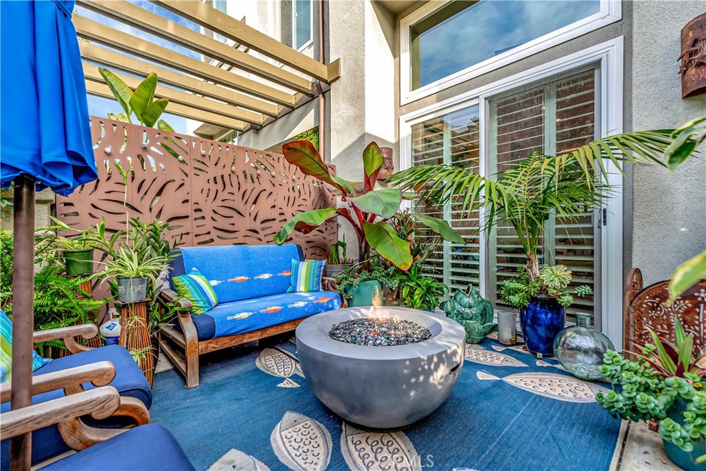 Huntington Beach, California, 92648, United States, 2 Bedrooms Bedrooms, ,3 BathroomsBathrooms,Residential,For Sale,1992033