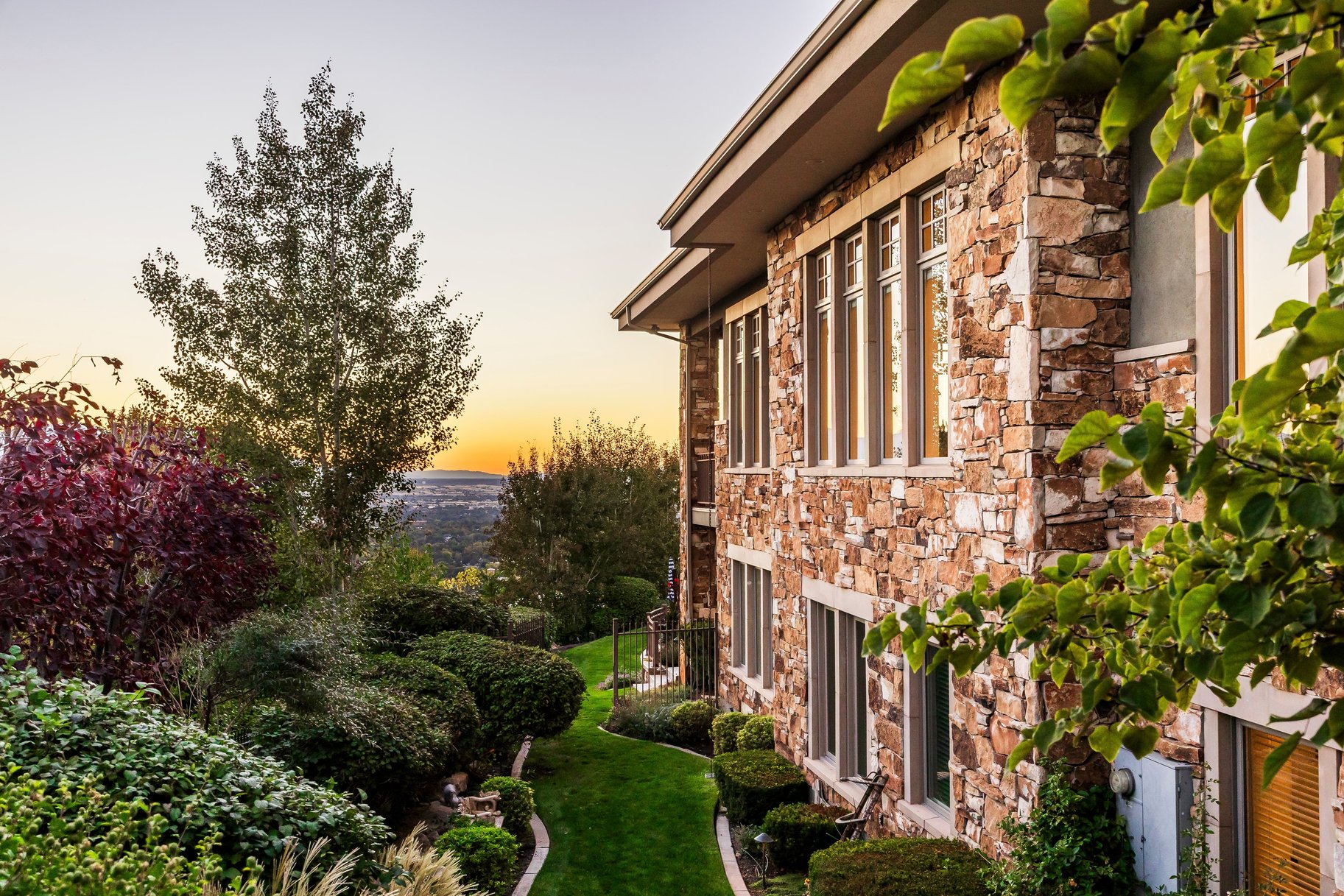  Timeless East Bench Craftsman Estate with Gated Entry, Expansive Light and Views - 物件實景