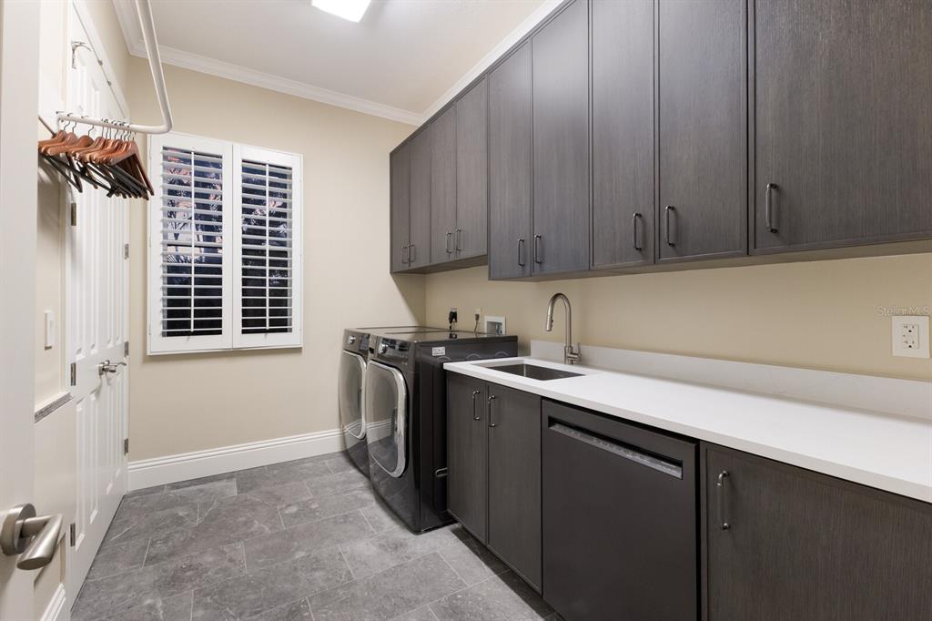 Longboat Key, Florida, 34228, United States, 5 Bedrooms Bedrooms, ,4 BathroomsBathrooms,Residential,For Sale,1785002
