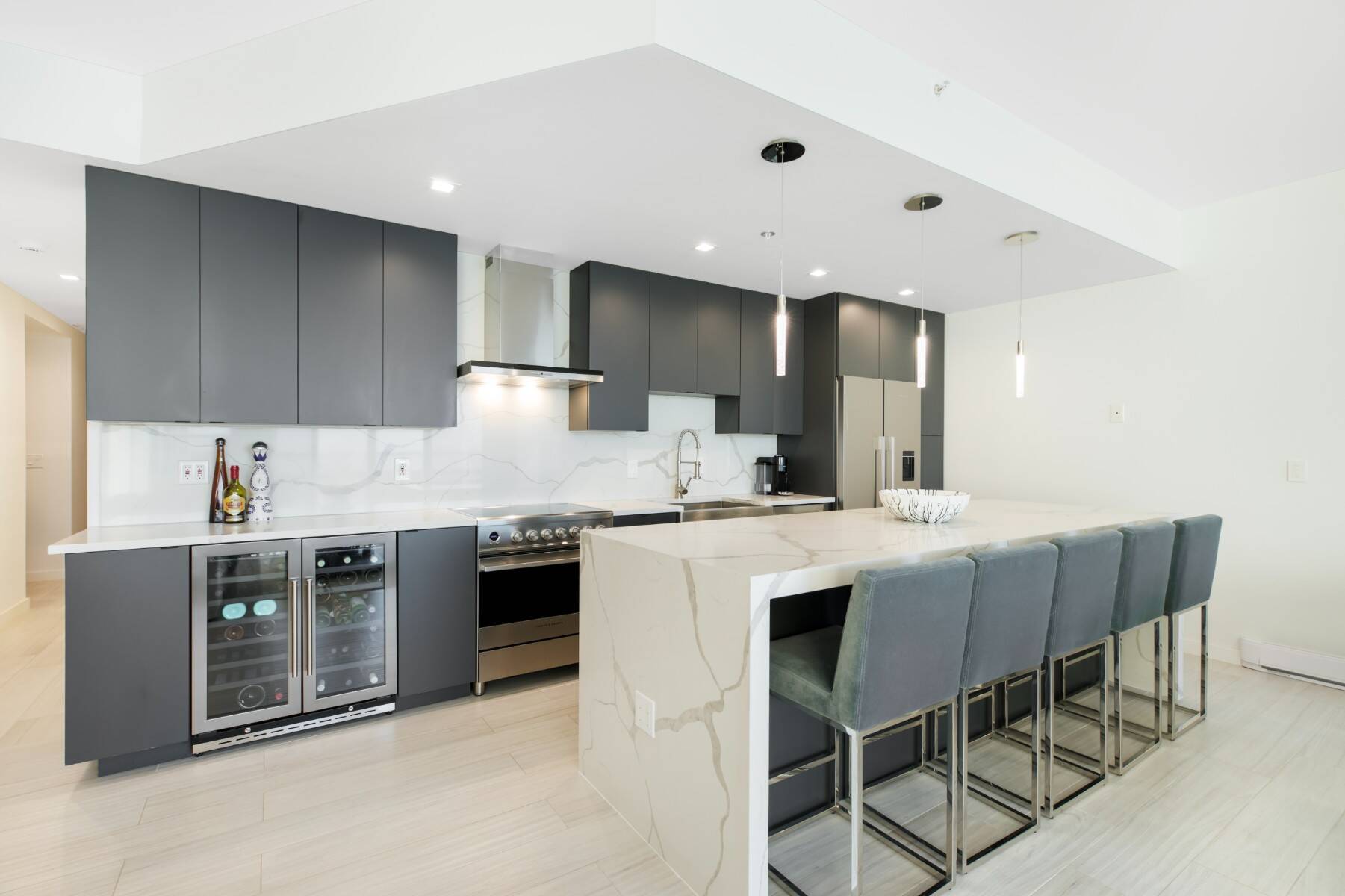  Sleek Waterfront Condo With Dramatic Sunsets - 物件實景