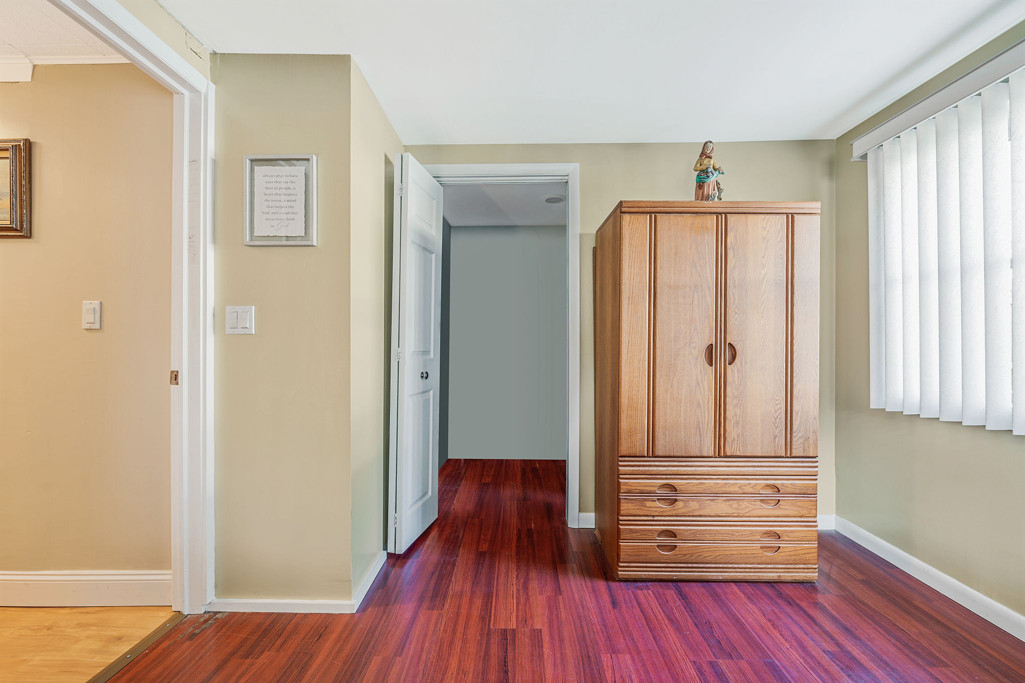 Holbrook, New York, 11741, United States, 4 Bedrooms Bedrooms, ,2 BathroomsBathrooms,Residential,For Sale,1921104