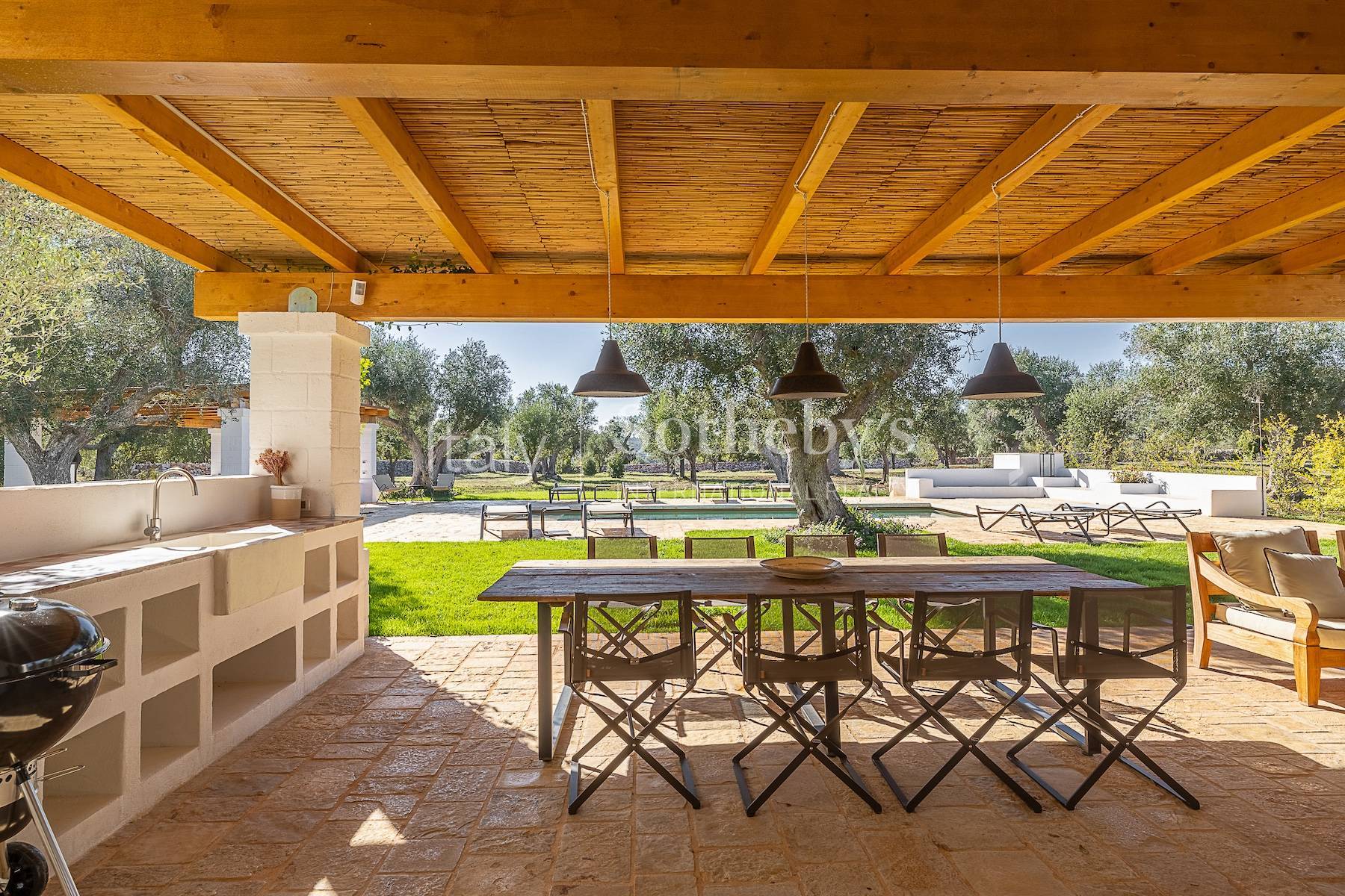  Exclusive estate among the olive trees in the Valle d