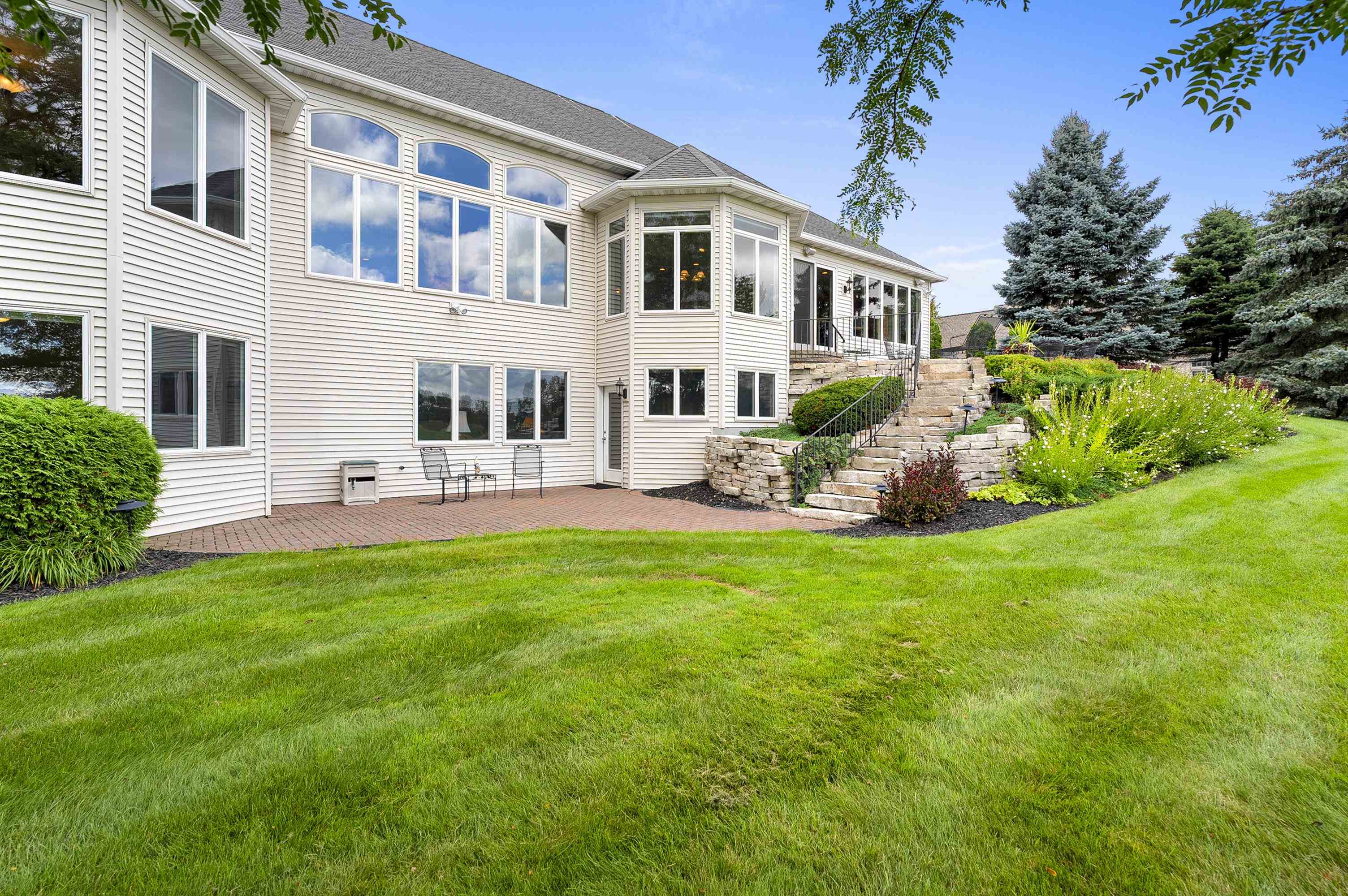 NEENAH, Wisconsin, 54956, United States, 3 Bedrooms Bedrooms, ,3 BathroomsBathrooms,Residential,For Sale,1927222