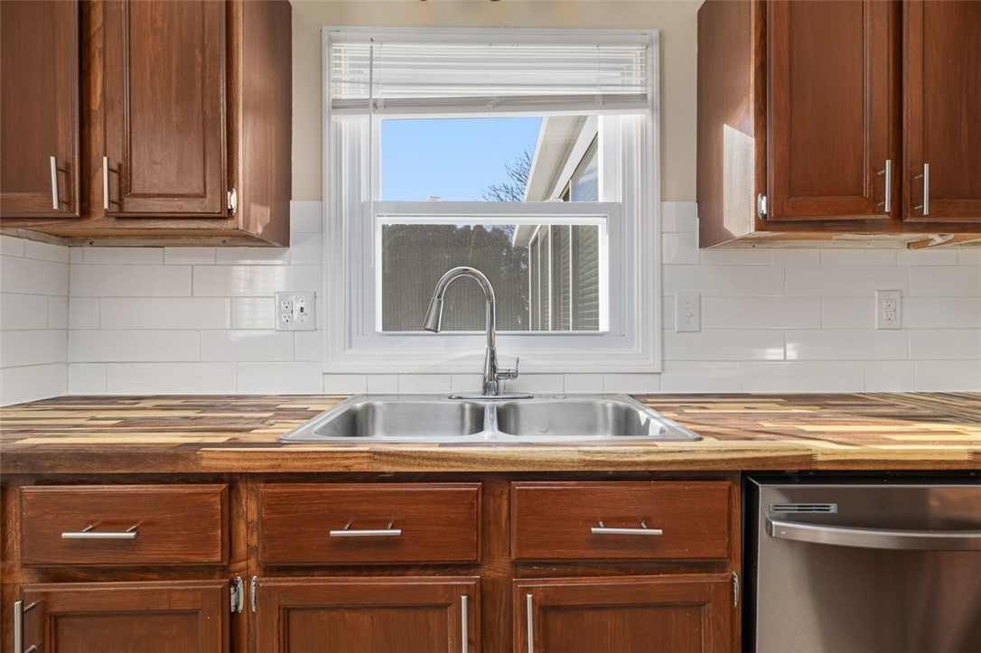 Cranston, Rhode Island, 02921, United States, 3 Bedrooms Bedrooms, ,2 BathroomsBathrooms,Residential,For Sale,1996913