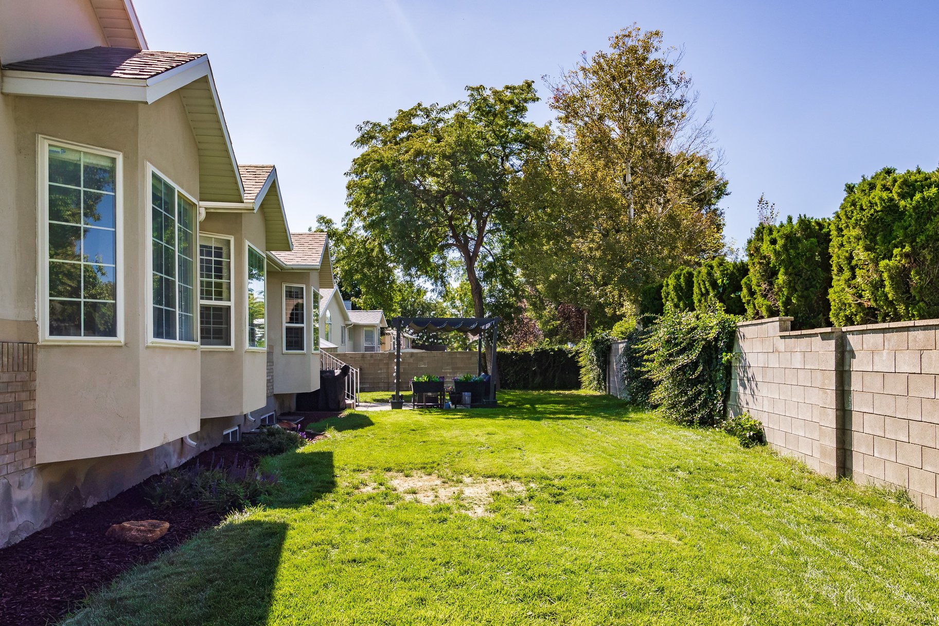  Multigenerational Living in South Jordan: 5 Beds, 2 Kitchens, 0.33-Acre Lot - 物件實景