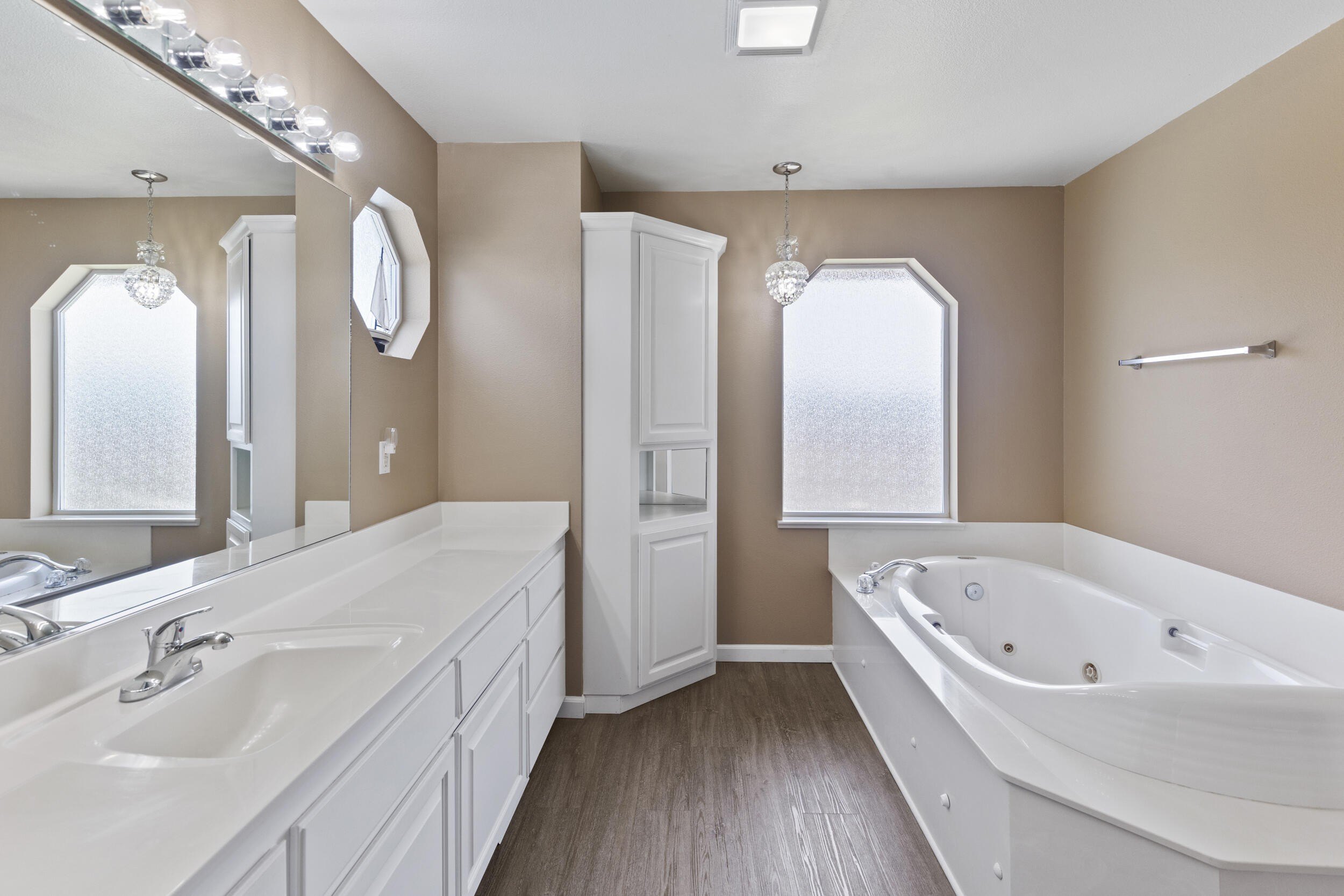 Grants Pass, Oregon, 97526, United States, 4 Bedrooms Bedrooms, ,6 BathroomsBathrooms,Residential,For Sale,1765933