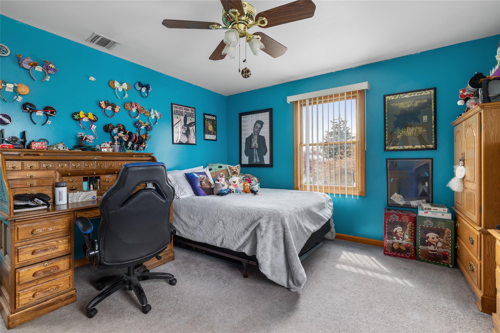 Lindenhurst, New York, 11757, United States, 4 Bedrooms Bedrooms, ,2 BathroomsBathrooms,Residential,For Sale,1935341