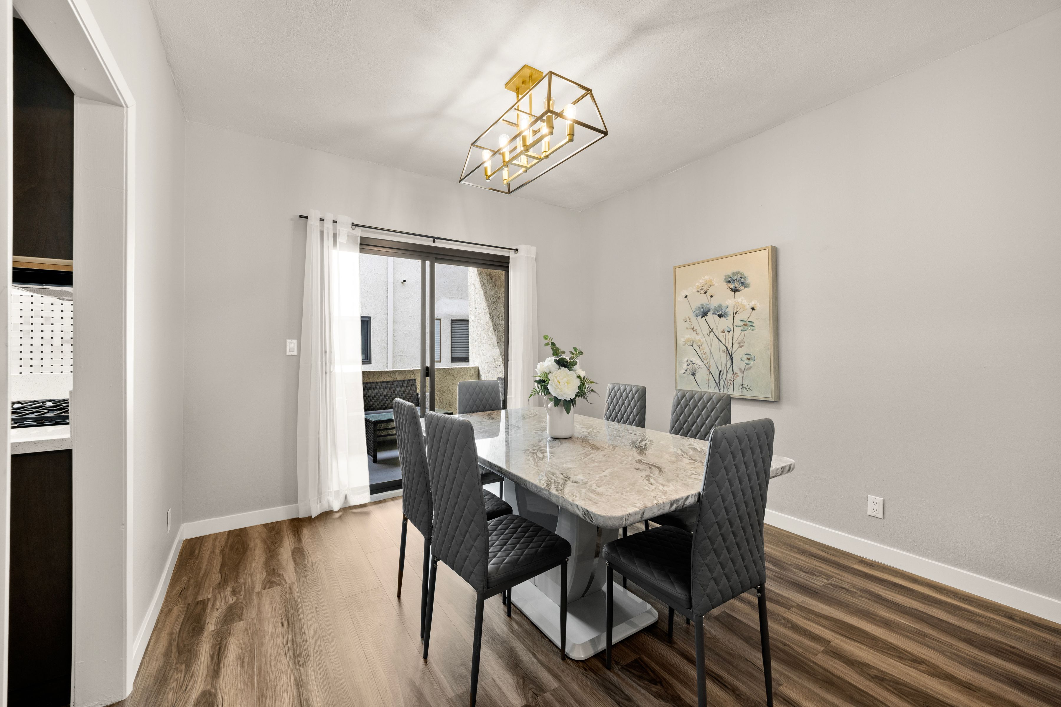  6540 Hayvenhurst Avenue #3 - 物件實景