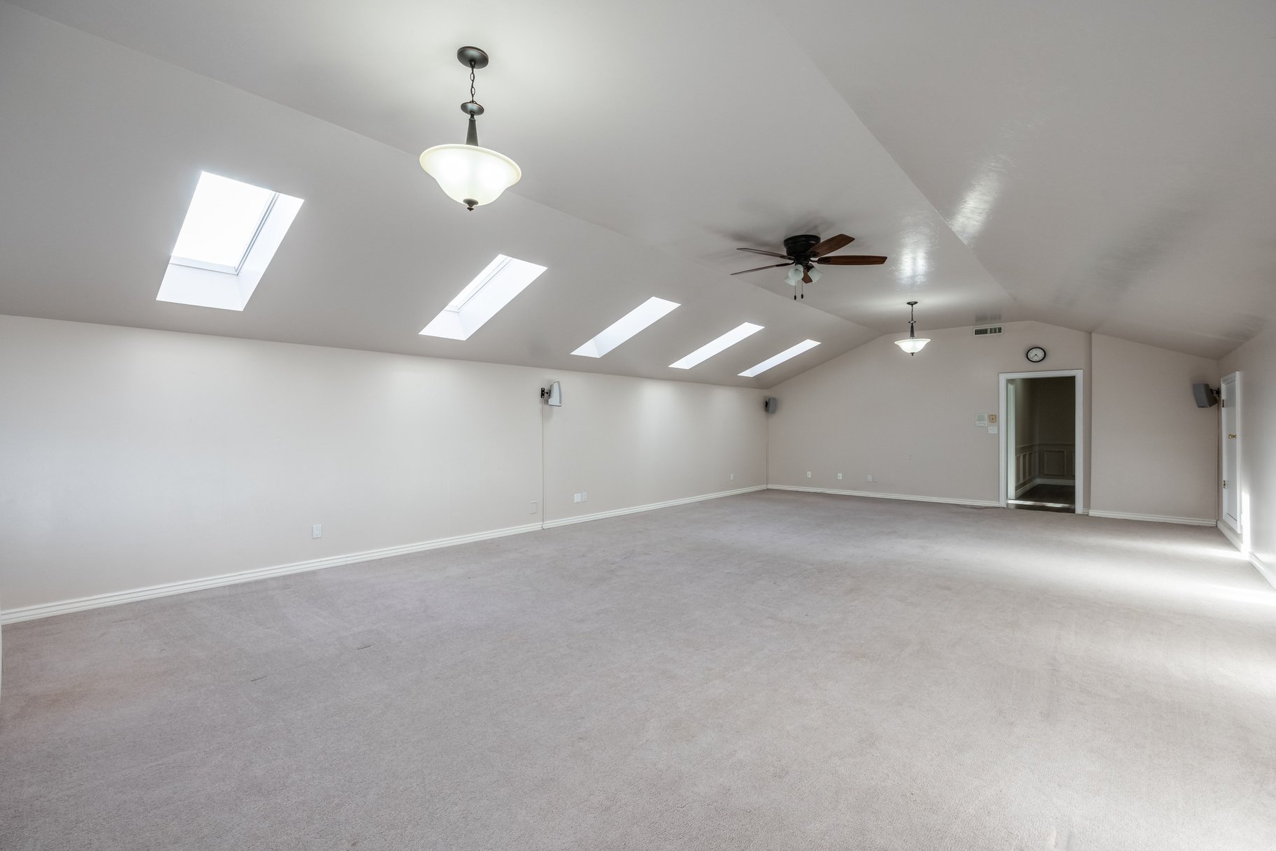  Updated Sandy Home With One of a Kind Location With Unobstructed Mountain Views - 物件實景