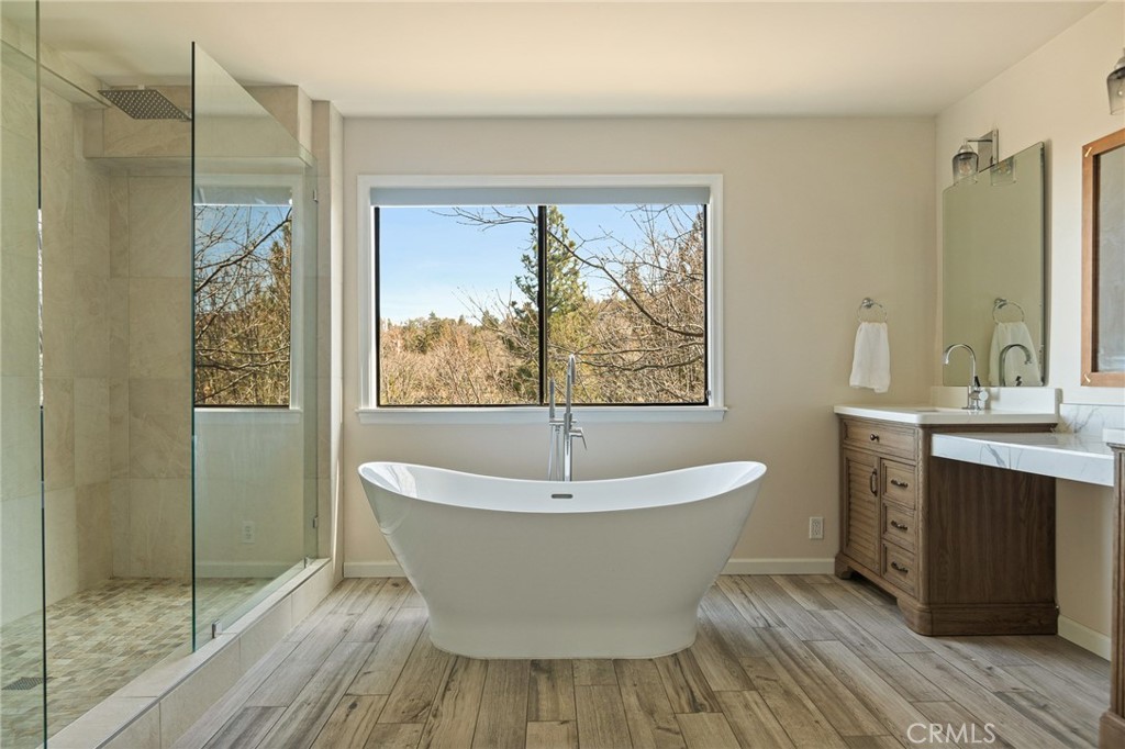 Lake Arrowhead, California, 92352, United States, 6 Bedrooms Bedrooms, ,5 BathroomsBathrooms,Residential,For Sale,1950962