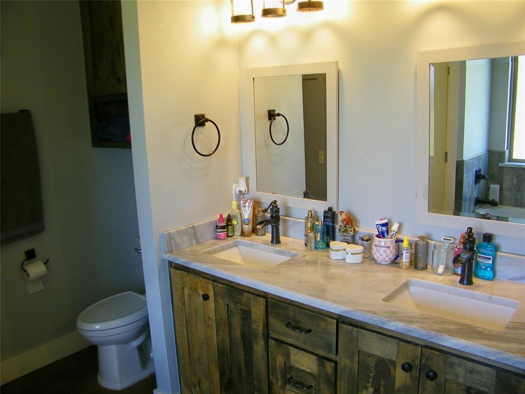 Kingfisher, Oklahoma, 73750, United States, 4 Bedrooms Bedrooms, ,3 BathroomsBathrooms,Residential,For Sale,1973899