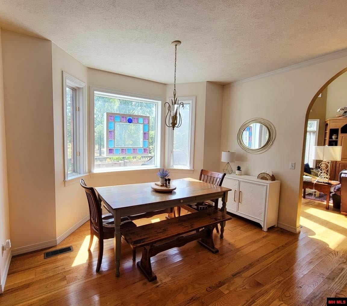 Mountain Home, Arkansas, 72653, United States, 4 Bedrooms Bedrooms, ,5 BathroomsBathrooms,Residential,For Sale,1979940