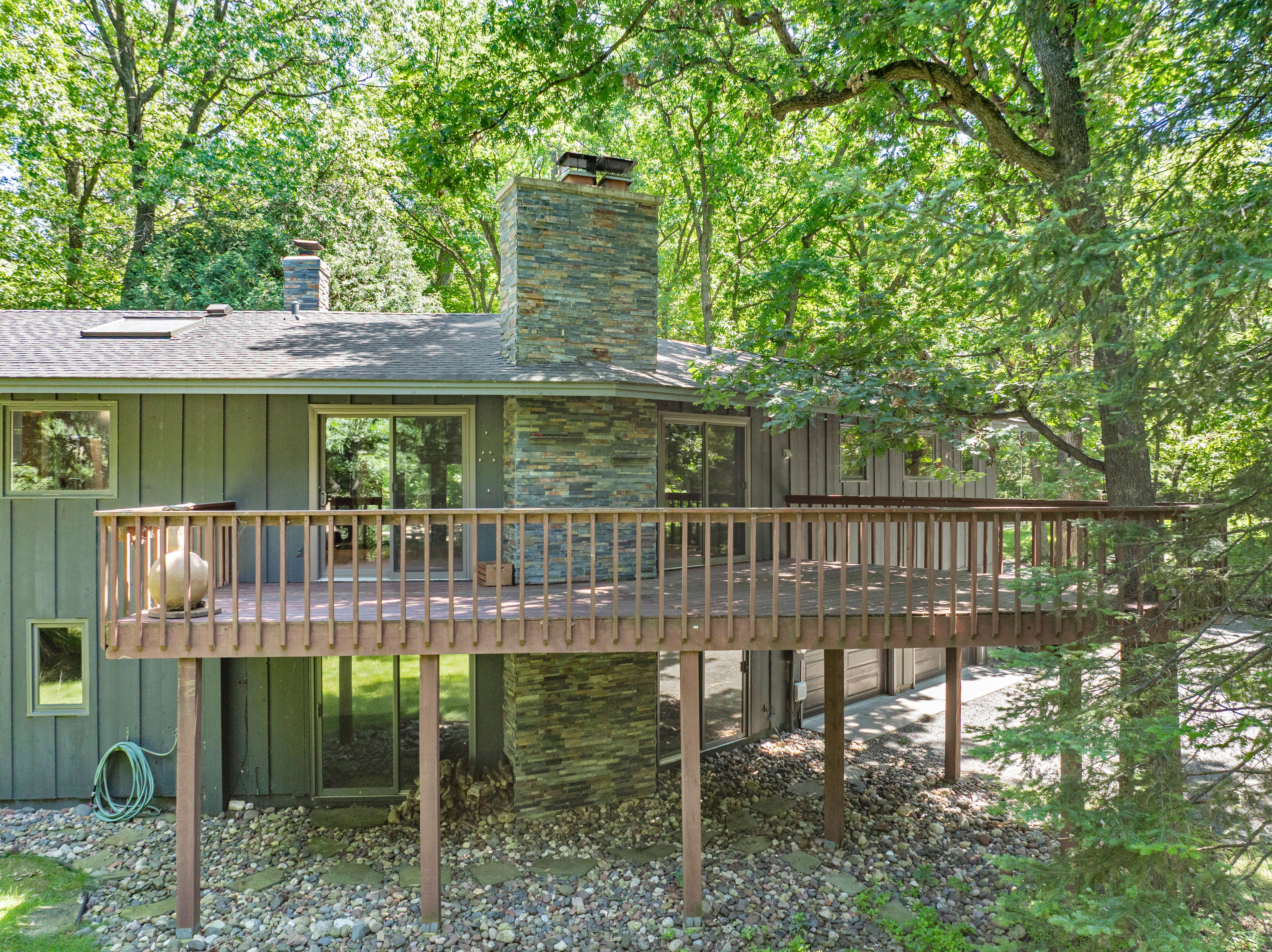  Secluded Wooded Retreat with Beautifully Updated Interiors - 物件實景