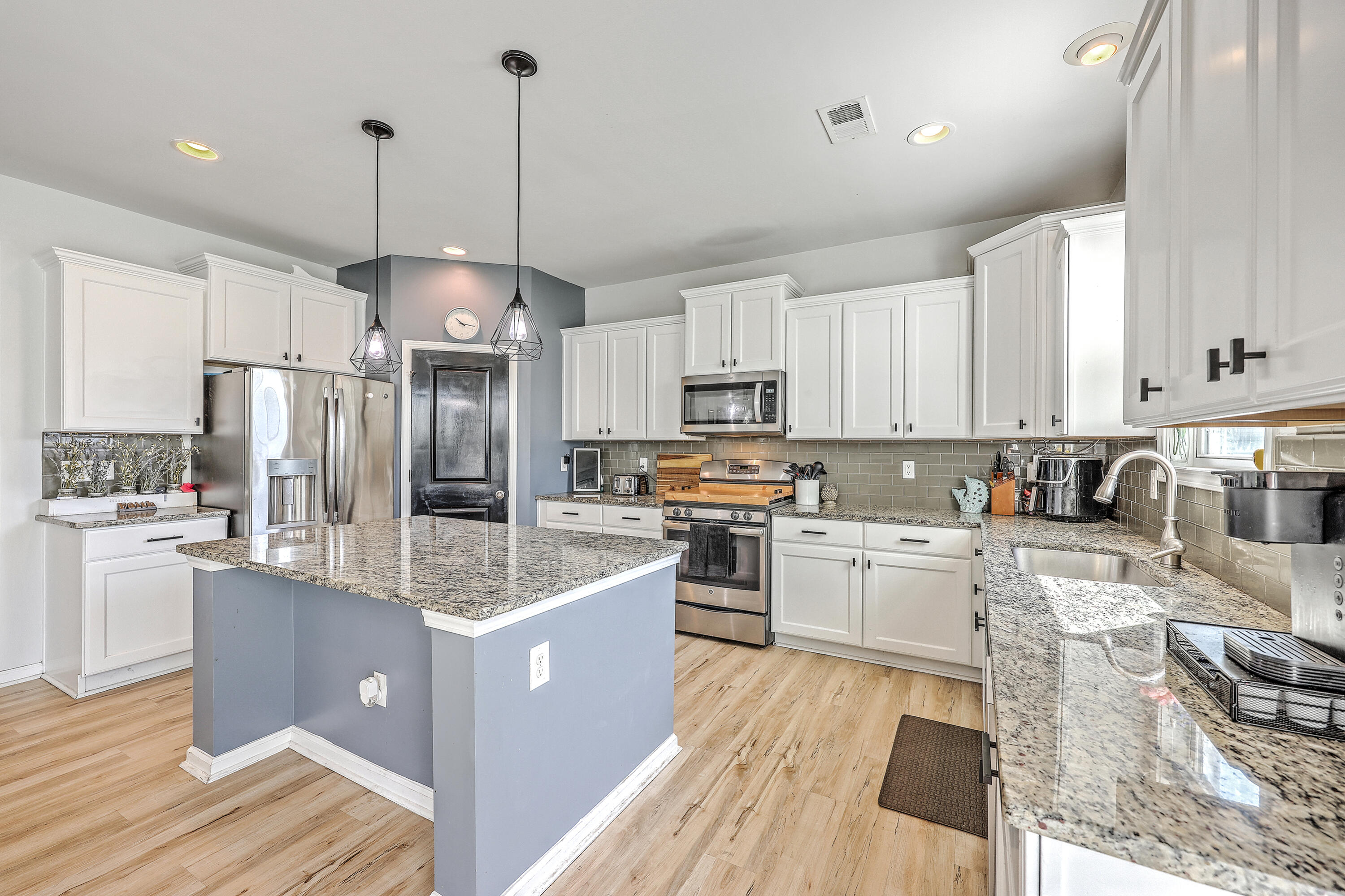 Hanahan, South Carolina, 29410, United States, 5 Bedrooms Bedrooms, ,3 BathroomsBathrooms,Residential,For Sale,1938024
