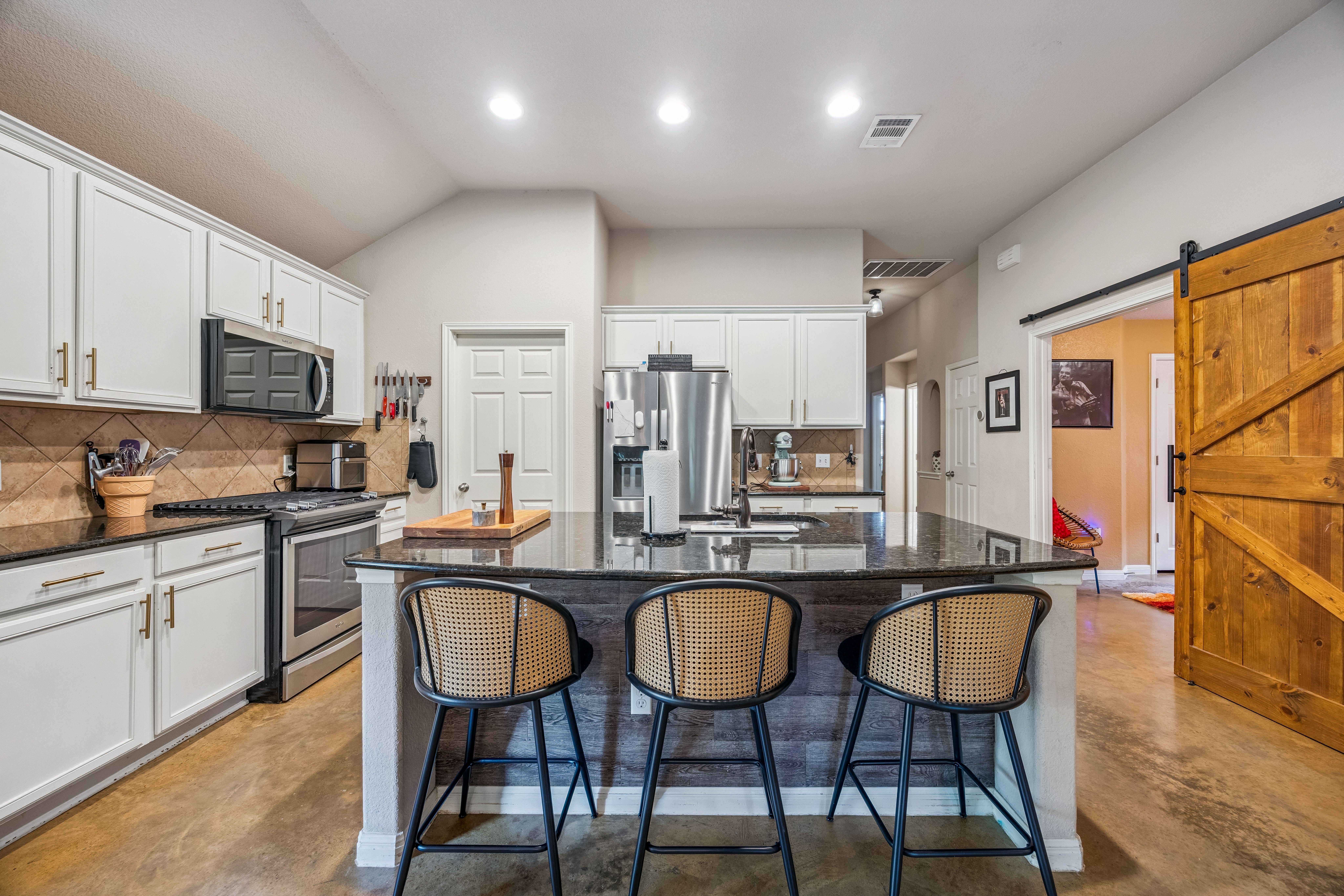  Single-Story Retreat Backing to Greenbelt in Knollwood on the Colorado River - 物件實景