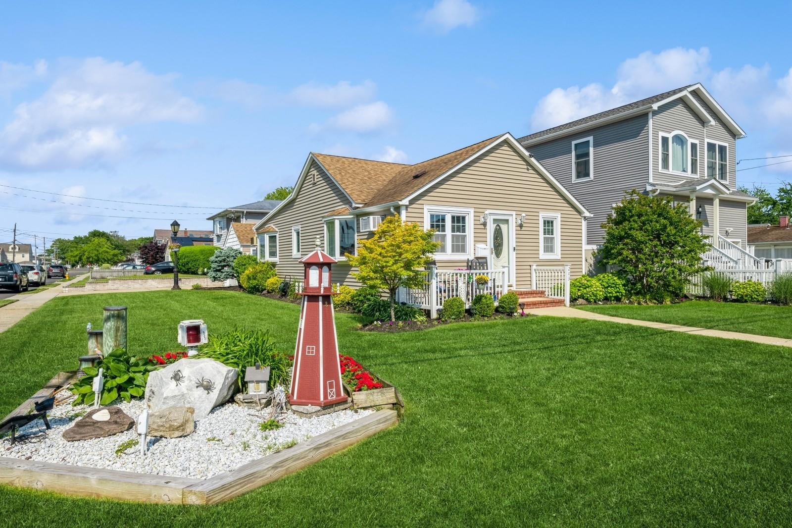 Lindenhurst, New York, 11757, United States, 2 Bedrooms Bedrooms, ,1 BathroomBathrooms,Residential,For Sale,1847928
