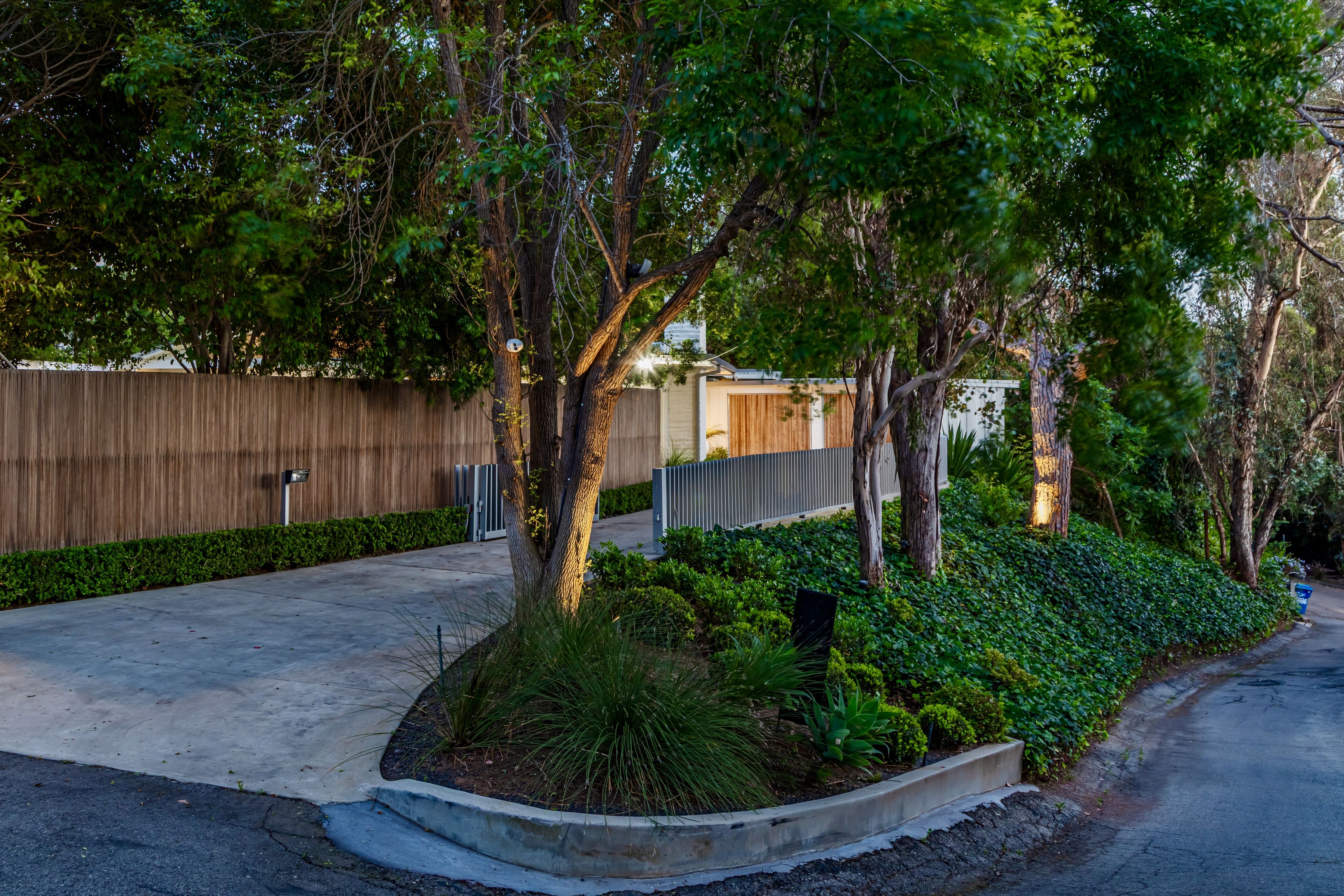  586 Lorna Lane - 物件實景