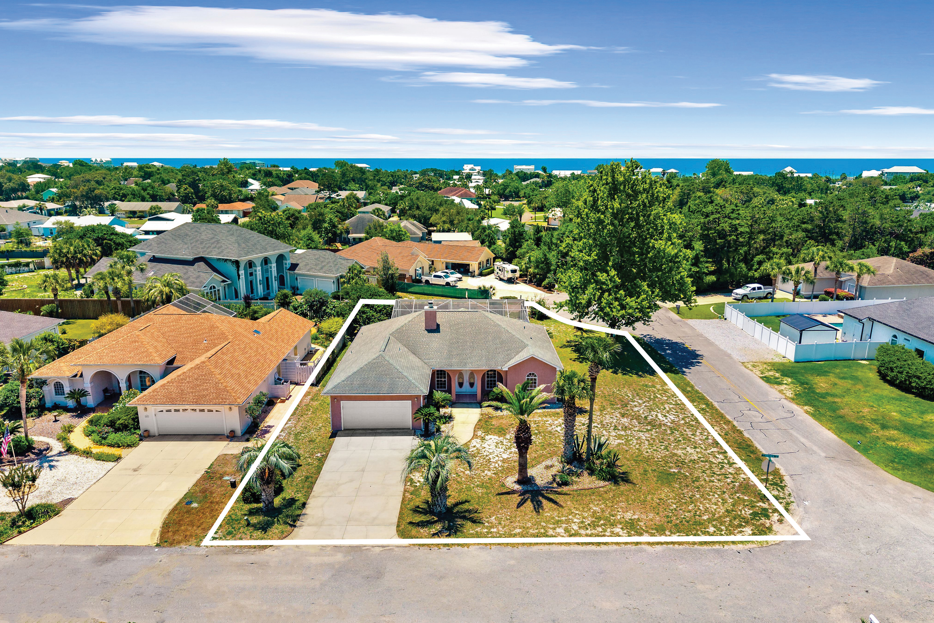  Corner Lot Home with Screened Pool Near Beach - 物件實景