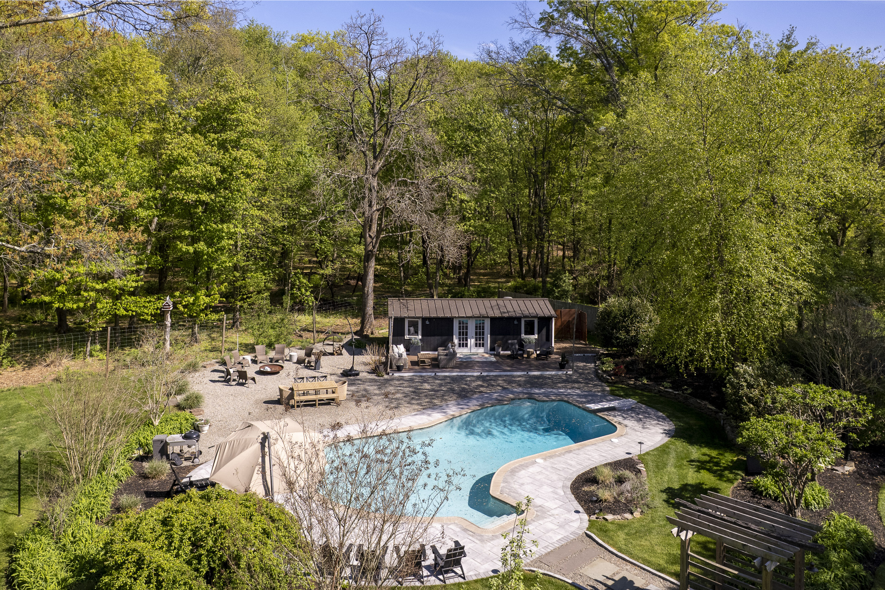  Turnkey Home Featuring Designer Kitchen, New Baths, and Resort-Style Yard - 物件實景
