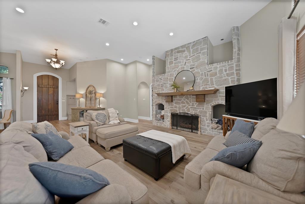 Gunter, Texas, 75058, United States, 4 Bedrooms Bedrooms, ,3 BathroomsBathrooms,Residential,For Sale,1926422