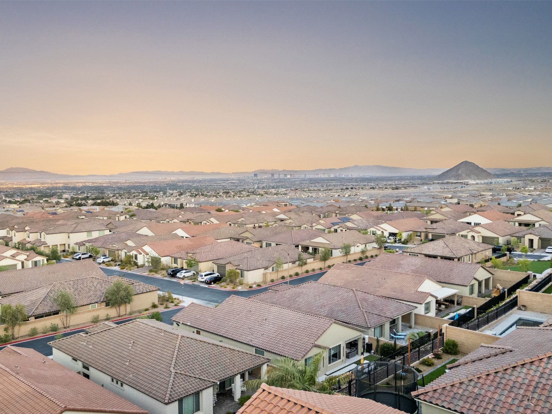  Thoughtfully Upgraded Home Set on an Elevated Lot Offering Sweeping Views - 物件實景
