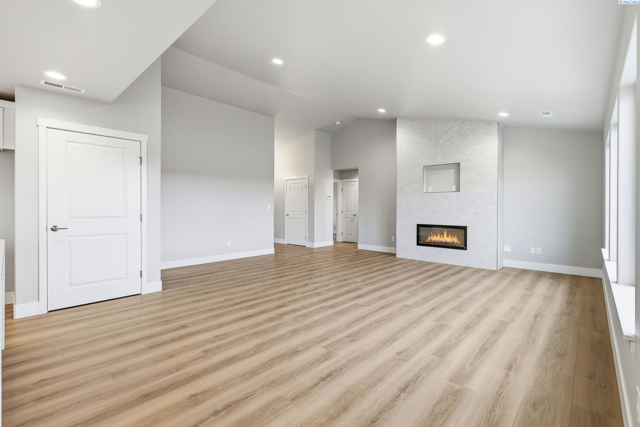 Kennewick, Washington, 99338, United States, 4 Bedrooms Bedrooms, ,1 BathroomBathrooms,Residential,For Sale,1996231