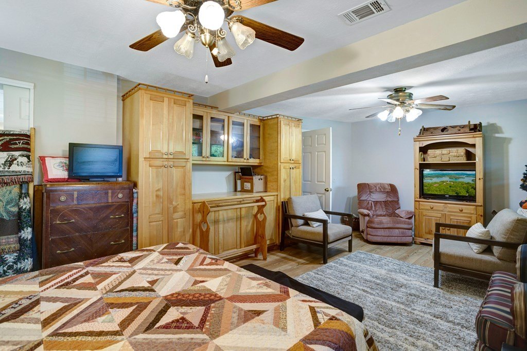 Hiawassee, Georgia, 30546, United States, 2 Bedrooms Bedrooms, ,3 BathroomsBathrooms,Residential,For Sale,1979579