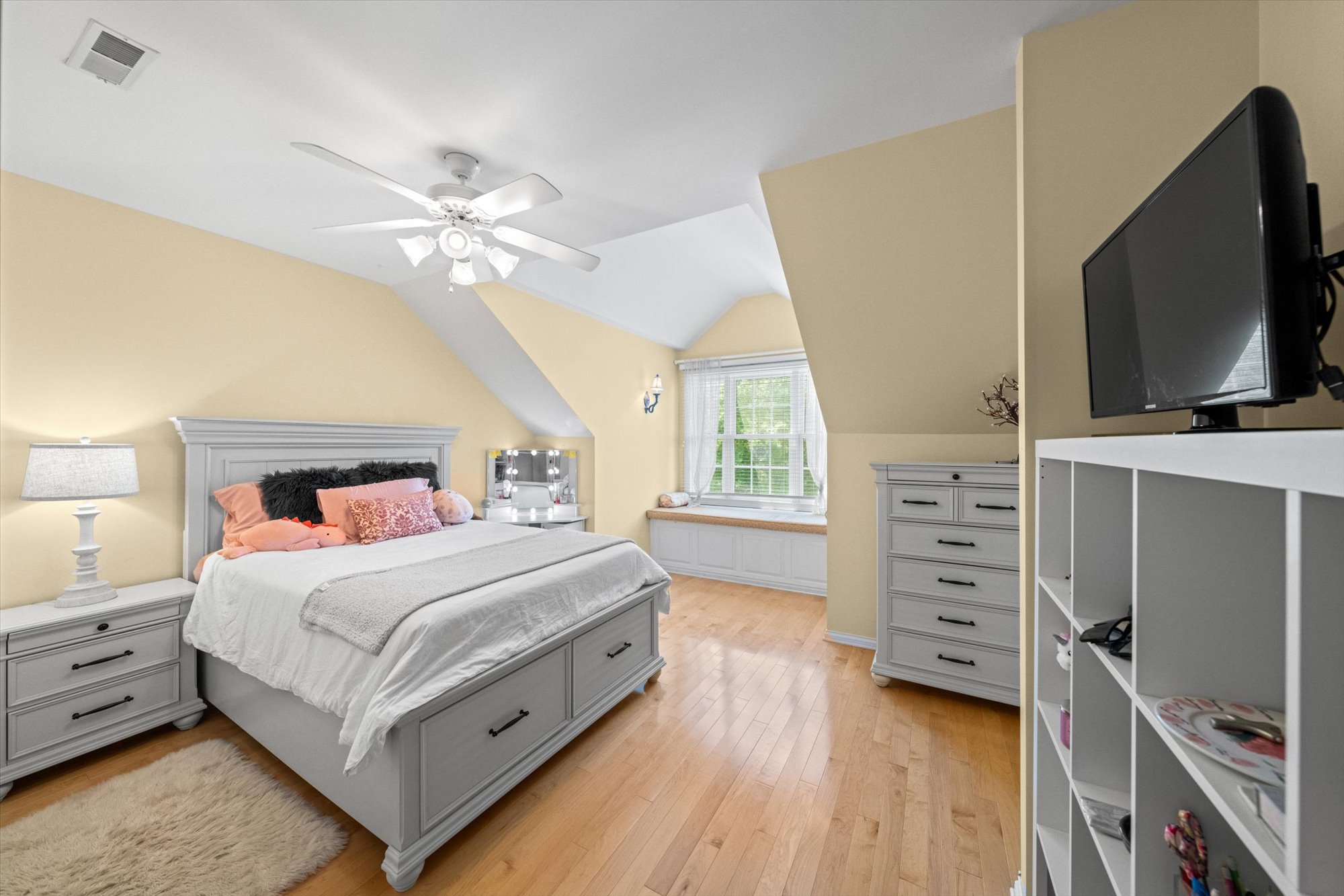 Sevierville, Tennessee, 37876-5201, United States, 3 Bedrooms Bedrooms, ,4 BathroomsBathrooms,Residential,For Sale,1810595