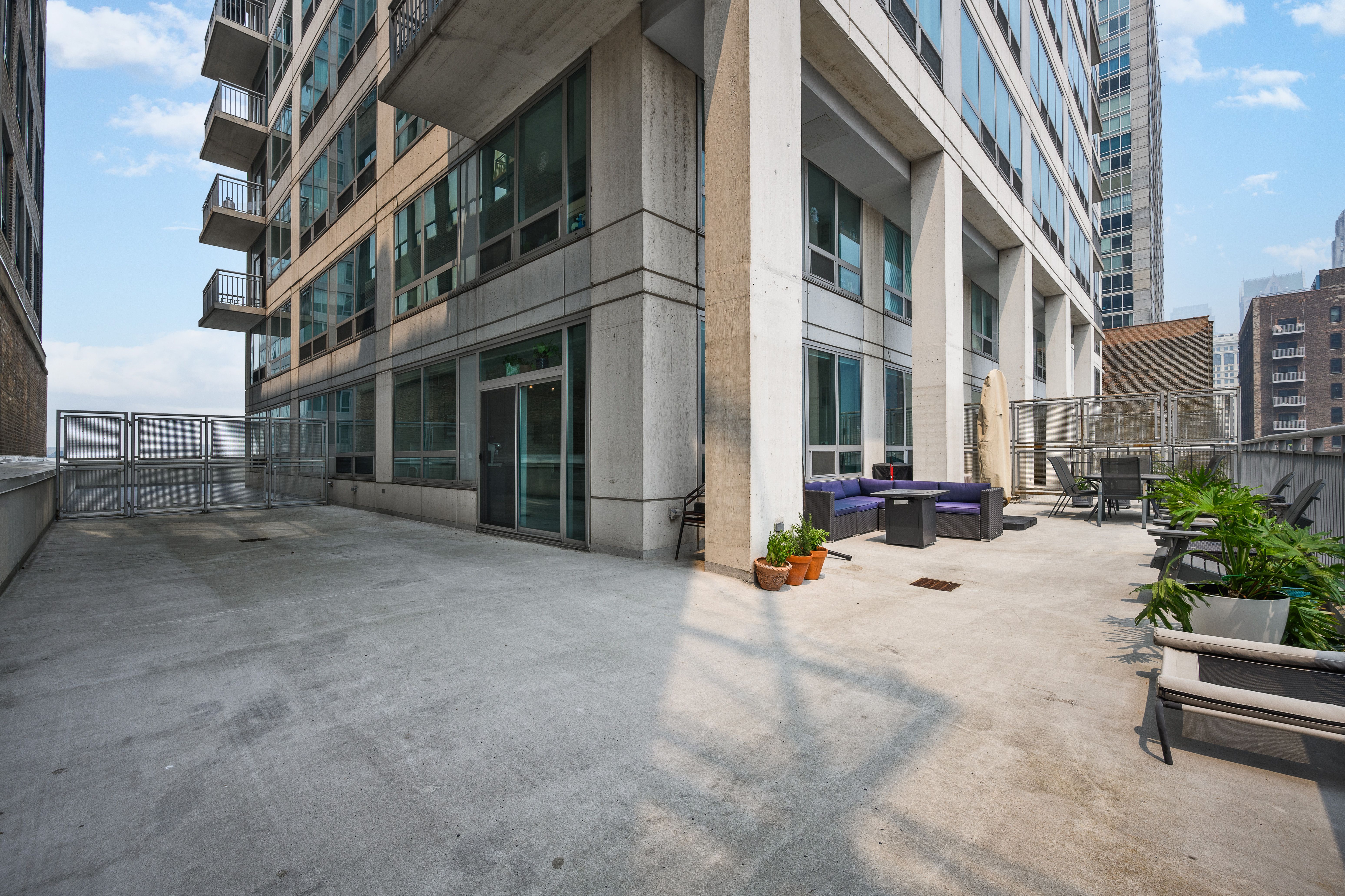  Experience Elevated City Living in This Beautifully Renovated Corner Residence - 物件實景