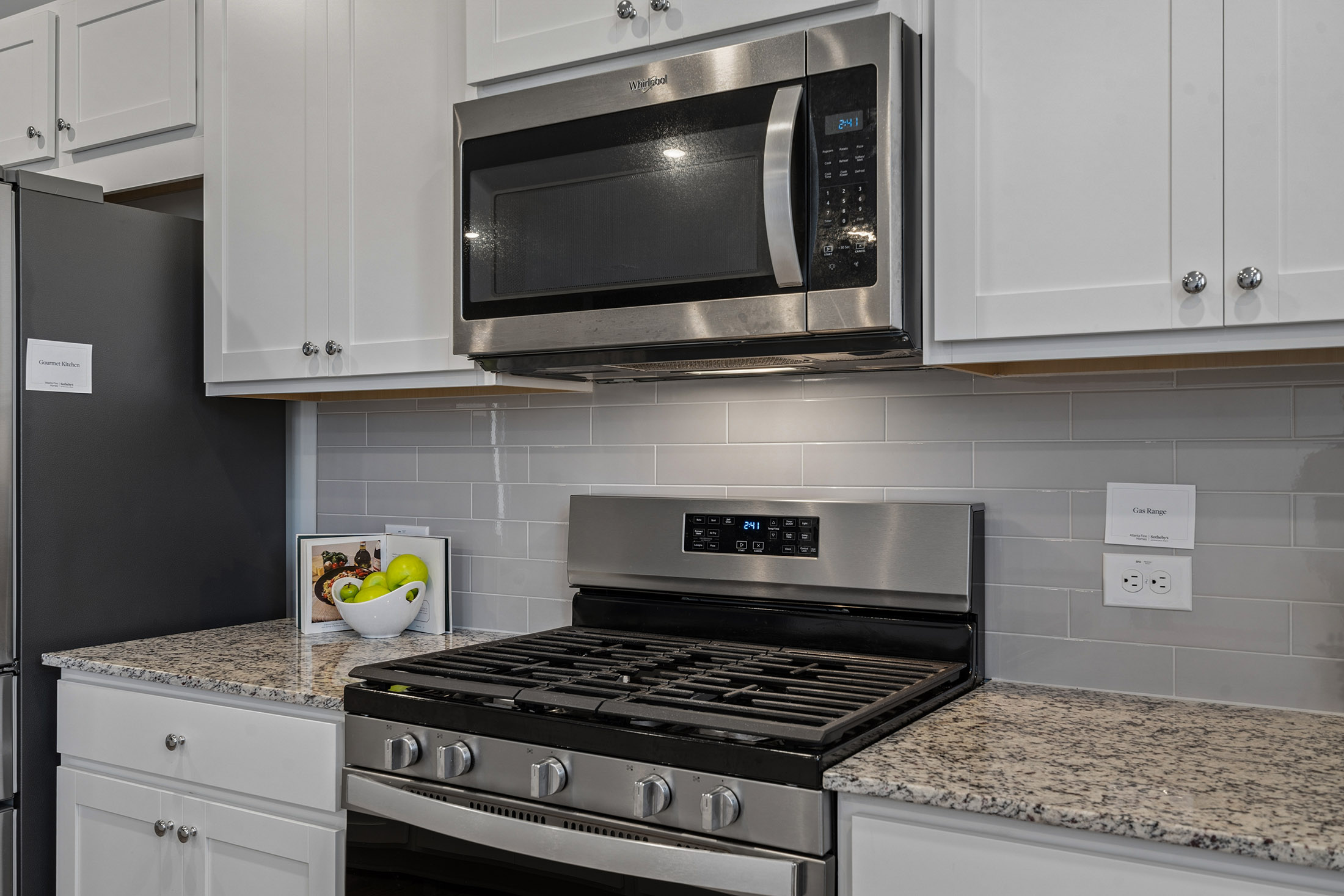  Spacious Living and Upgraded Finishes at Logan Point - 物件實景