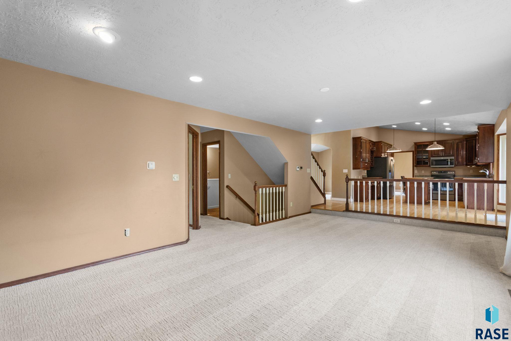 Sioux Falls, South Dakota, 57103, United States, 5 Bedrooms Bedrooms, ,2 BathroomsBathrooms,Residential,For Sale,1908912