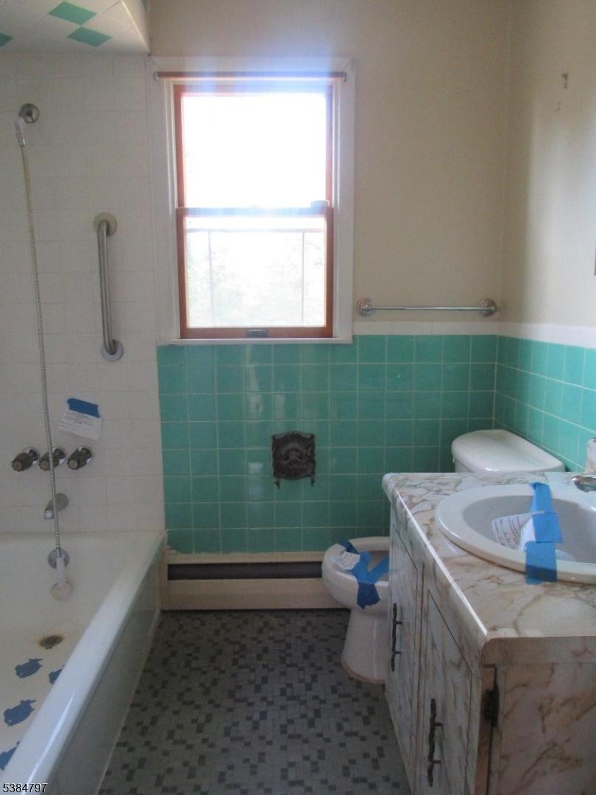 Piscataway Twp., New Jersey, 08854, United States, 3 Bedrooms Bedrooms, ,2 BathroomsBathrooms,Residential,For Sale,1949354