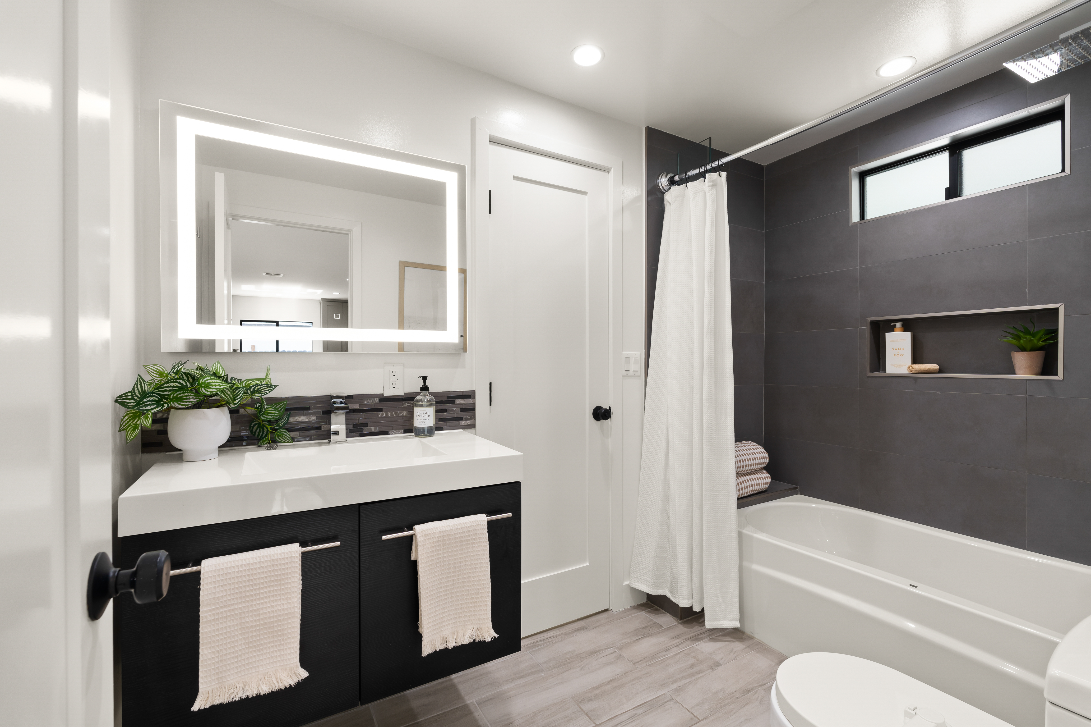  5647 Ramara Avenue, Woodland Hills, CA 91367 - 物件實景