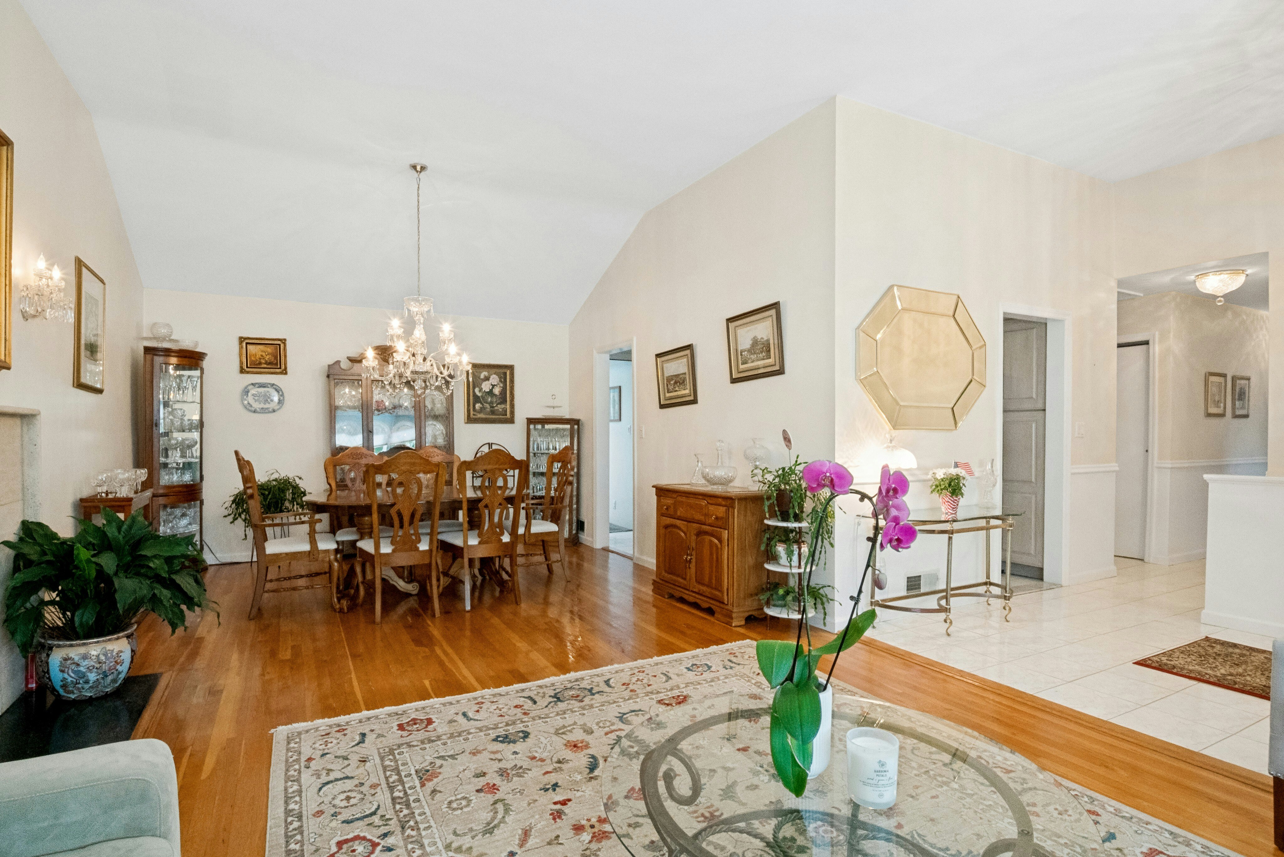  Charming three-bedroom, two bath ranch feels like home the moment you walk in - 物件實景